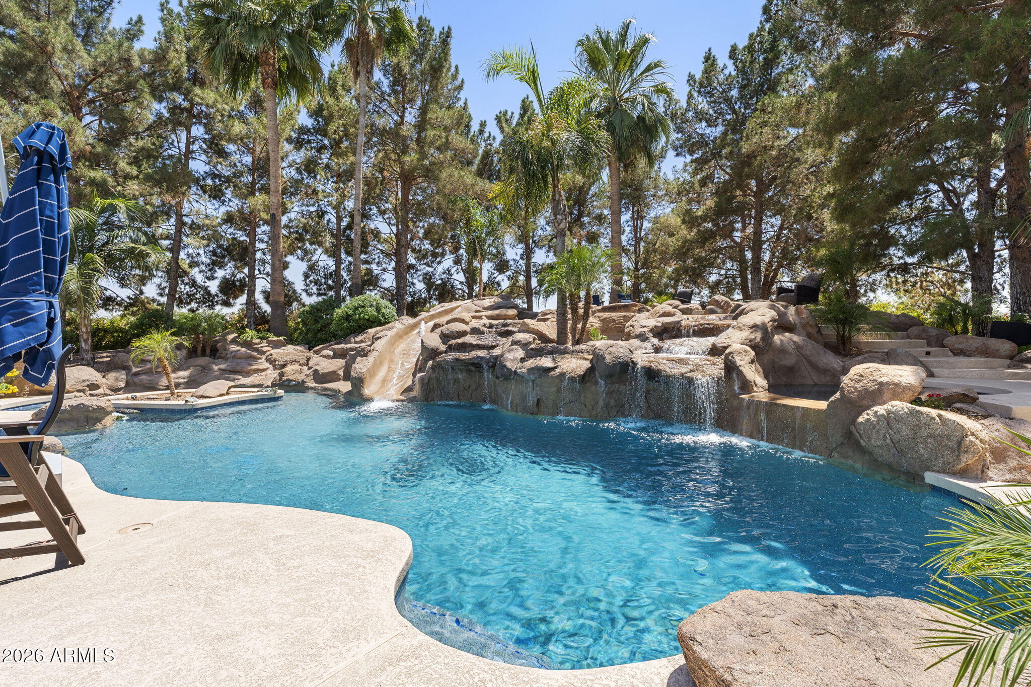 7 E OAKWOOD HILLS Drive