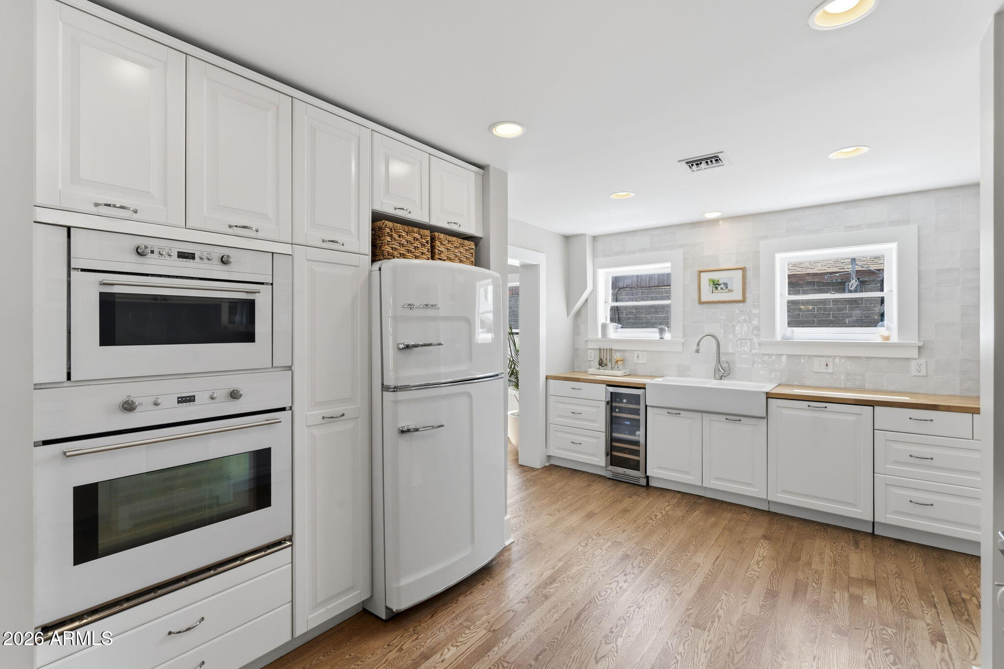 84 W LEWIS Avenue