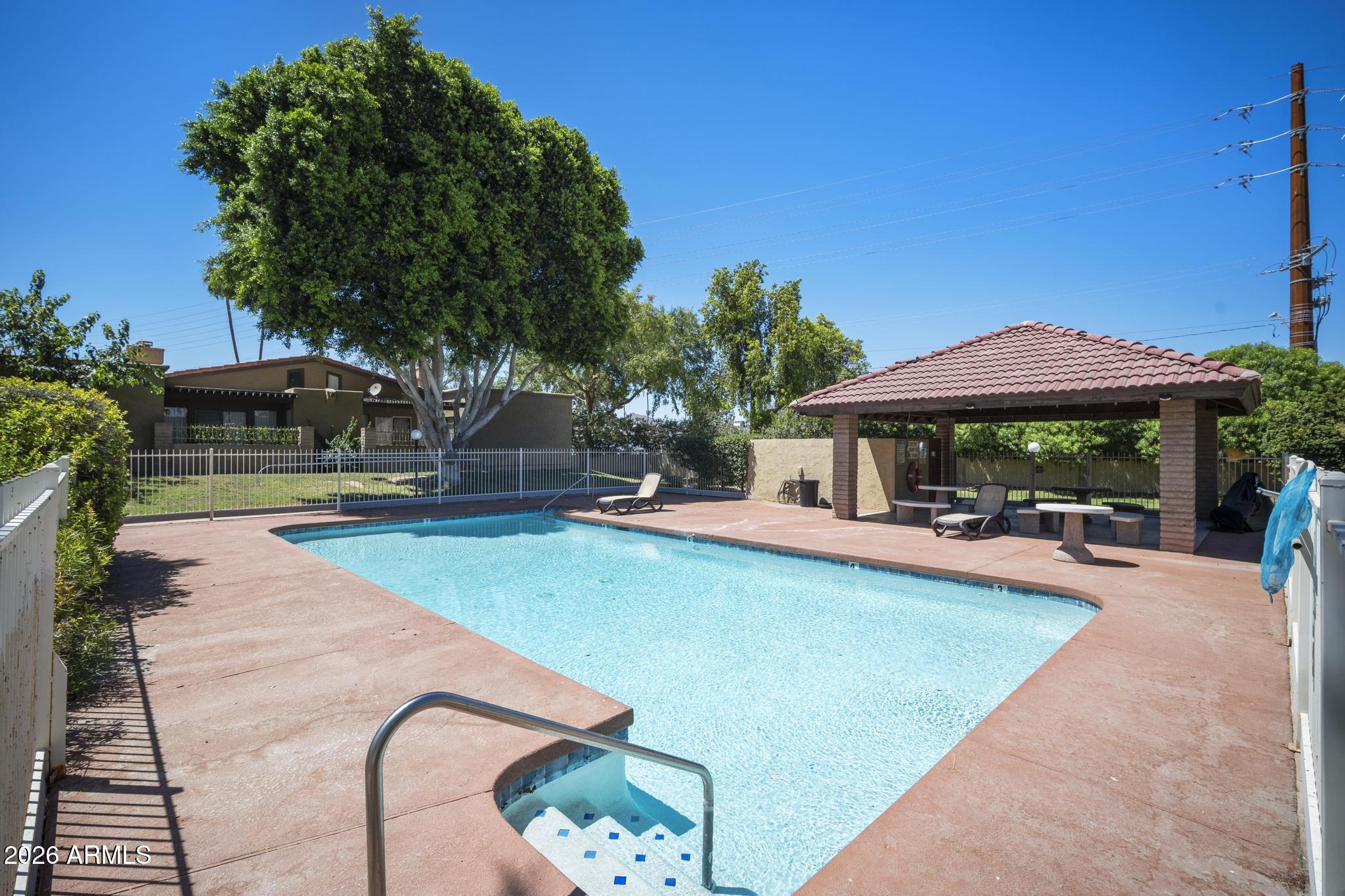 1220 E BLUEBELL Lane