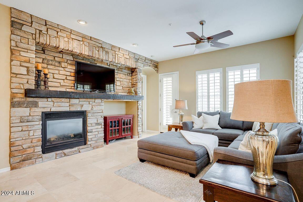 9221 E Desert View