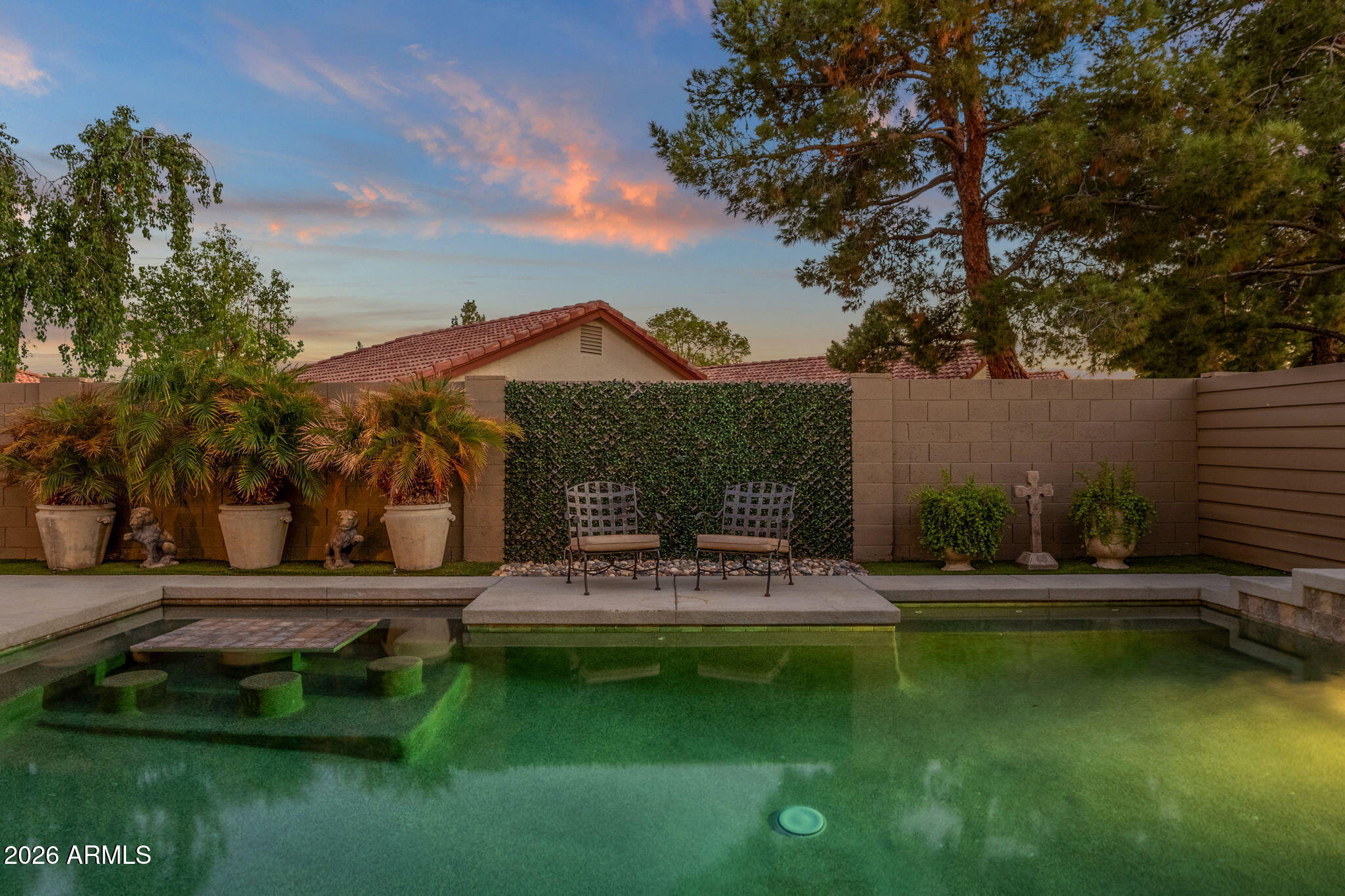 1555 E KINGS Court
