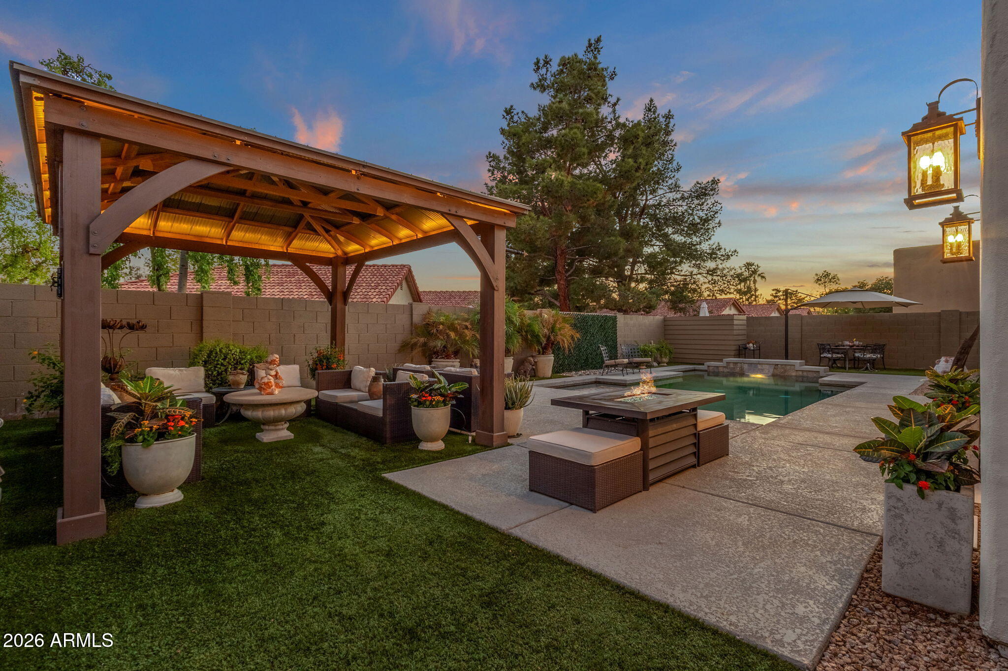 1555 E KINGS Court