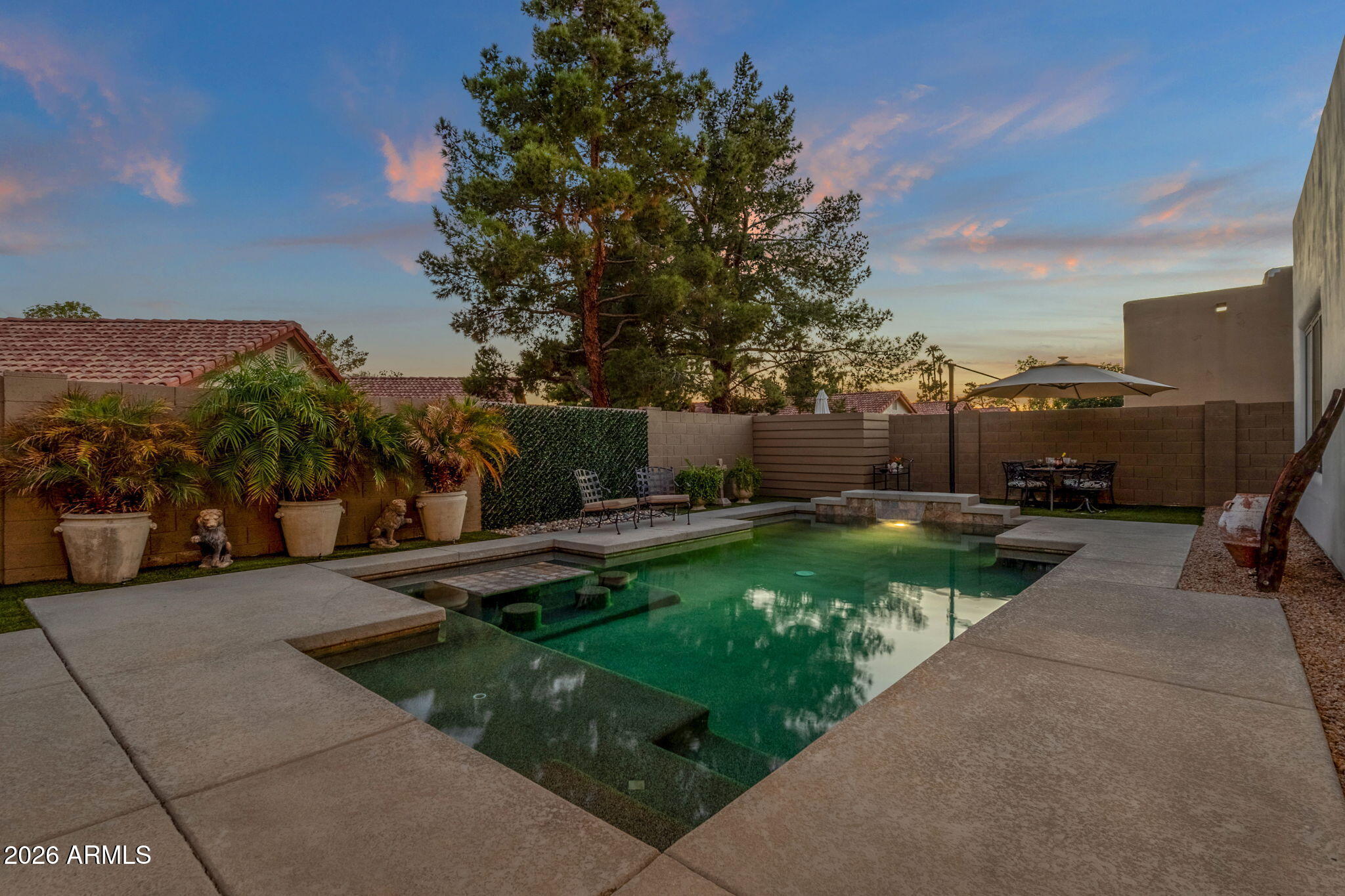 1555 E KINGS Court