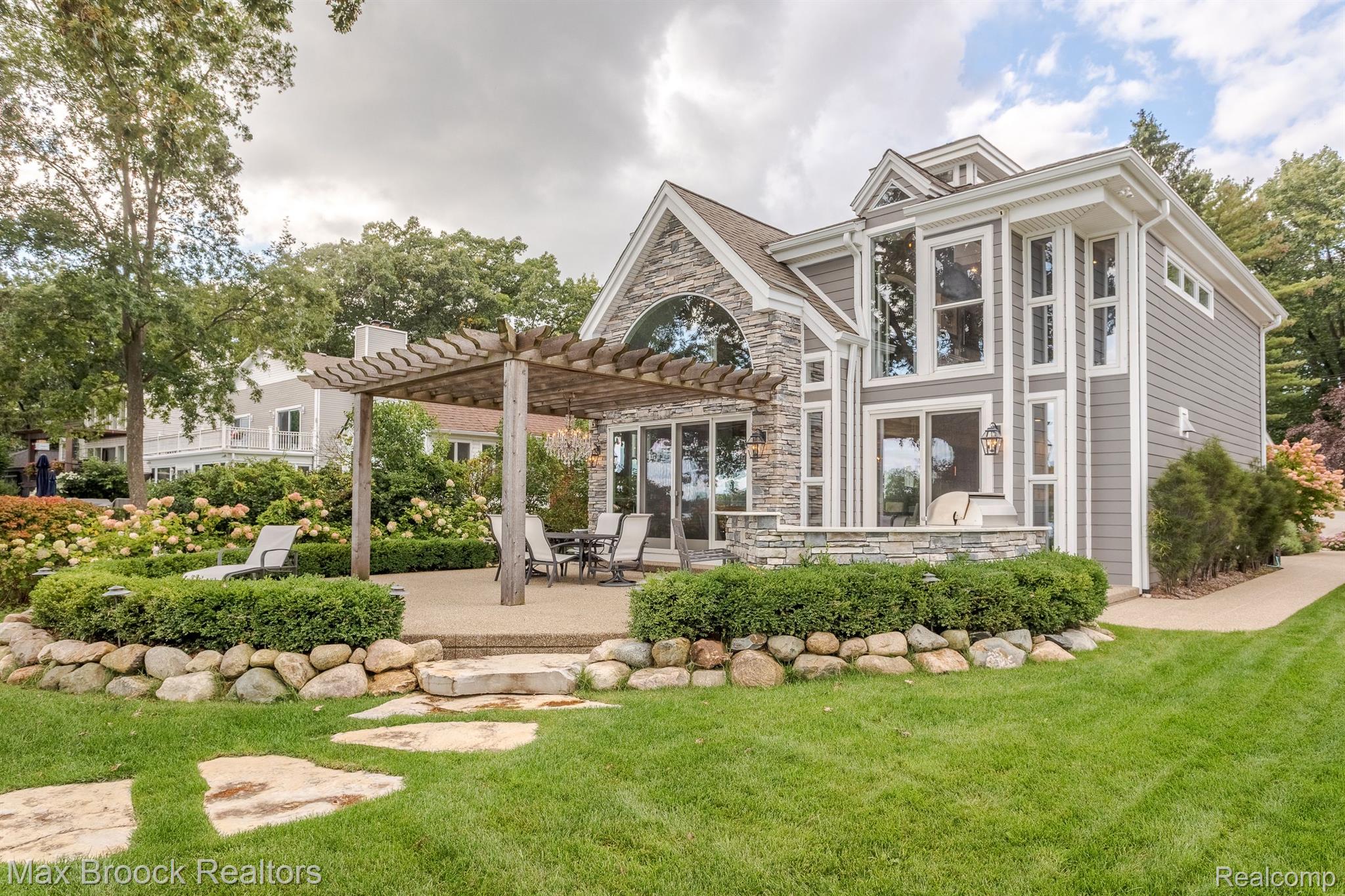 4069 LAKEWOOD Drive