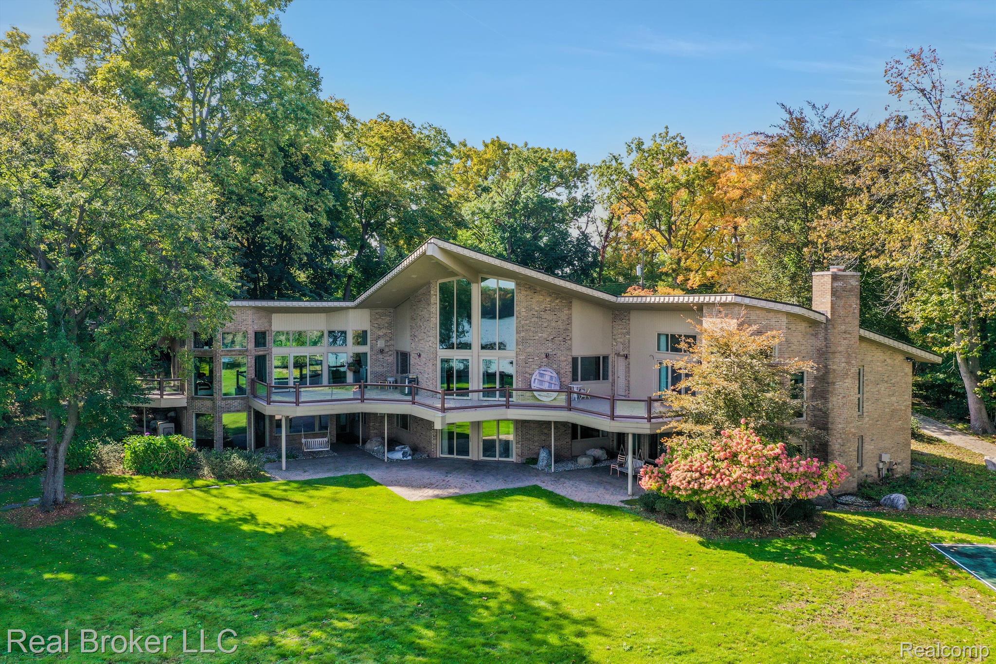 3333 W SHORE Drive