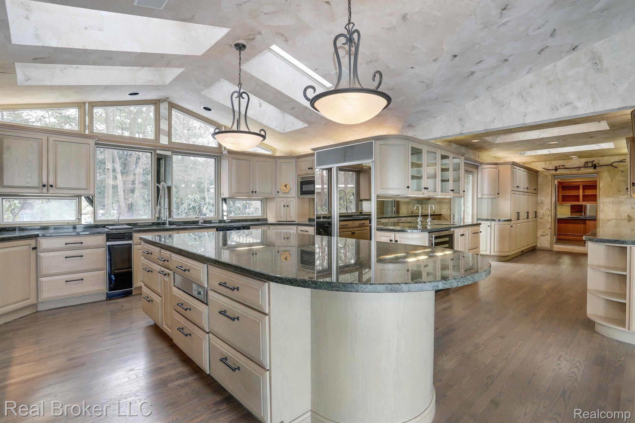 3333 W SHORE Drive