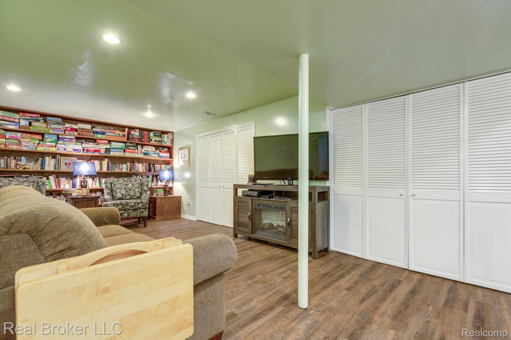 5637 LOCKWOOD Drive