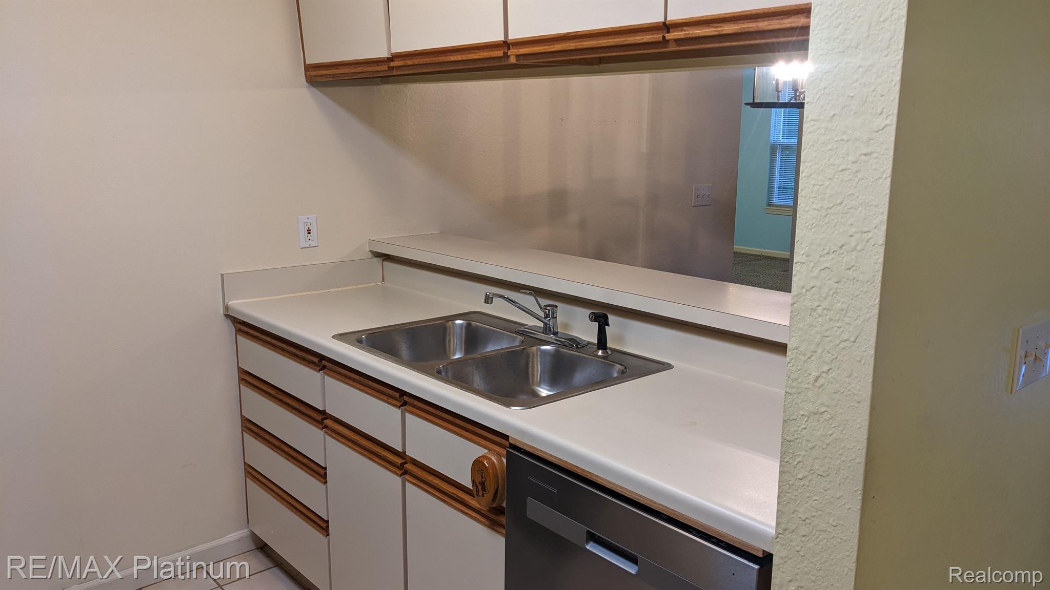 613 Curzon Court 102