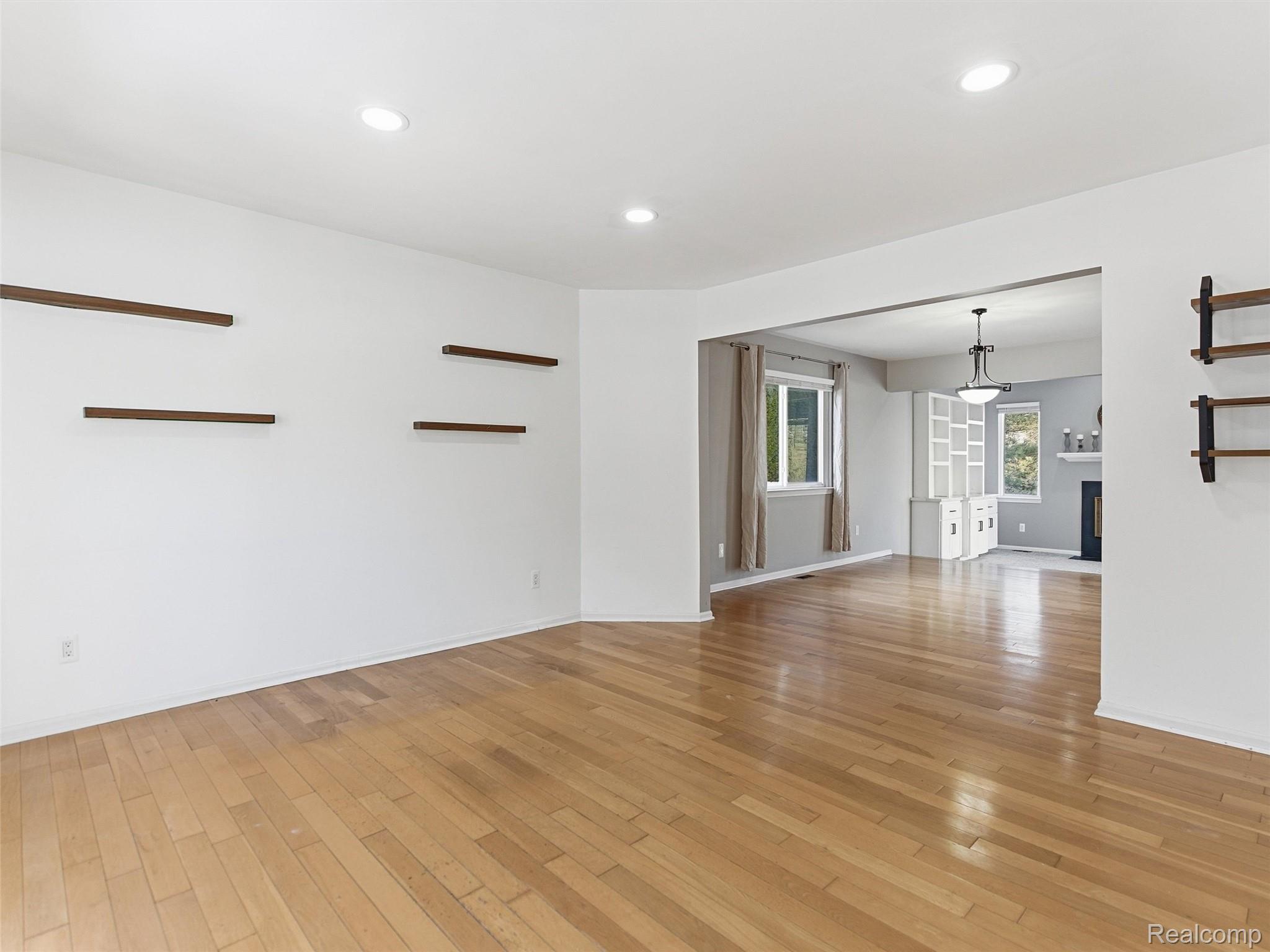 2746 Riverside Drive