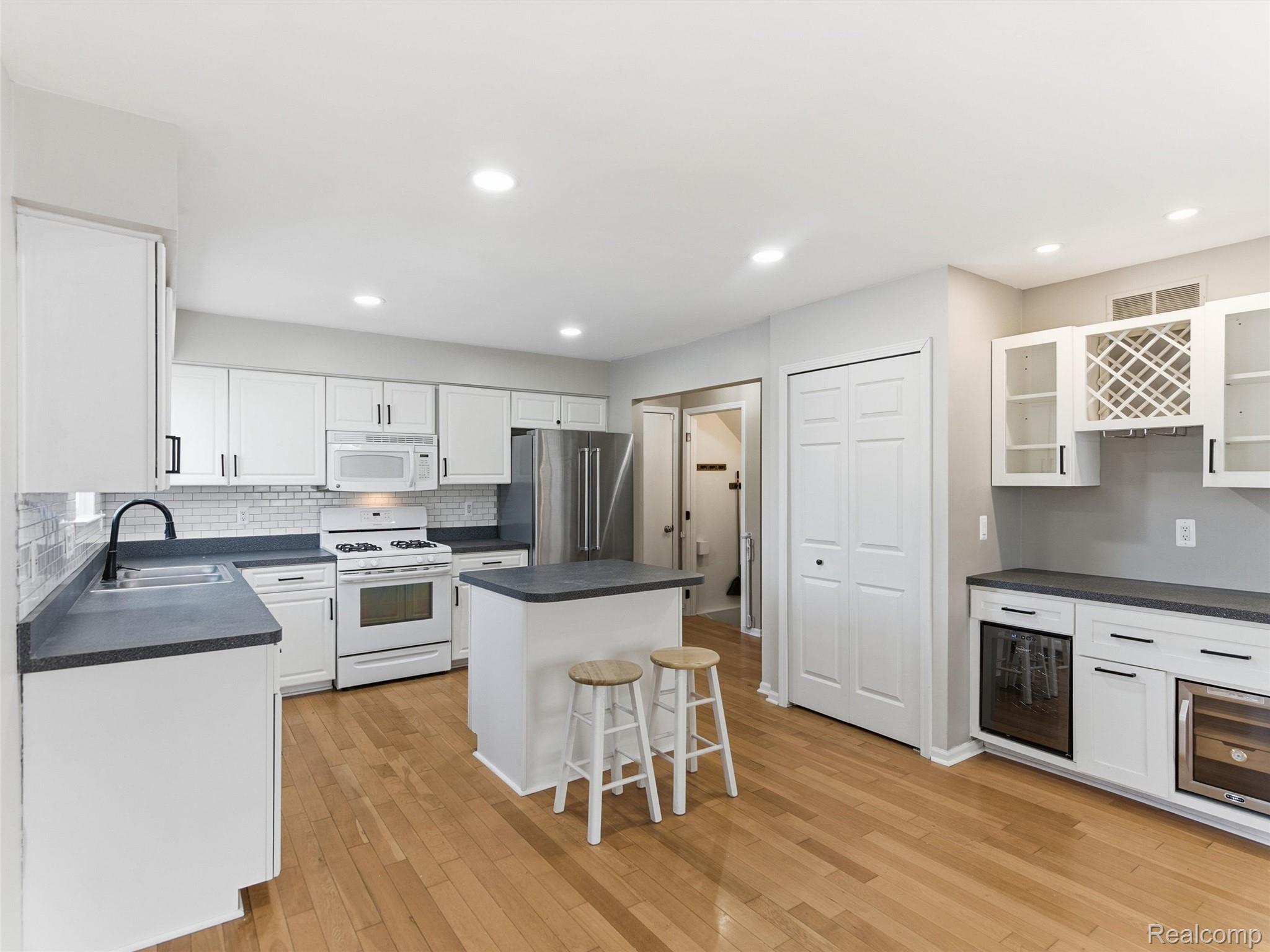 2746 Riverside Drive