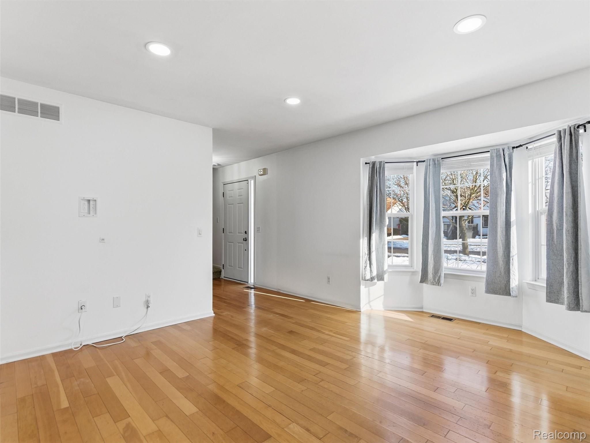 2746 Riverside Drive