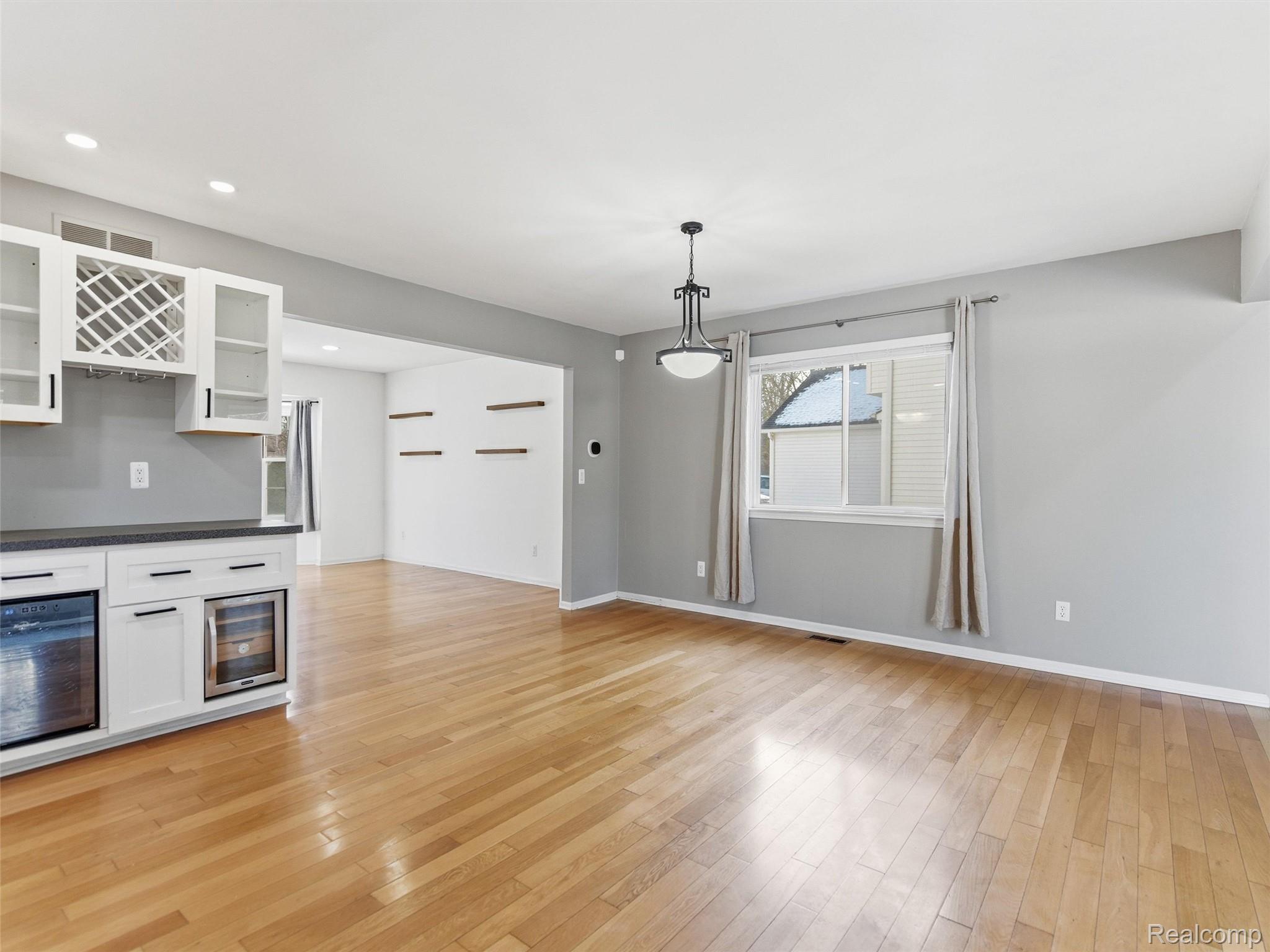 2746 Riverside Drive