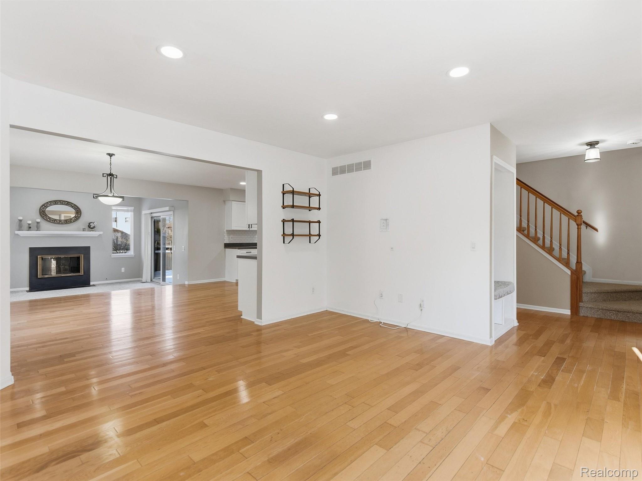 2746 Riverside Drive