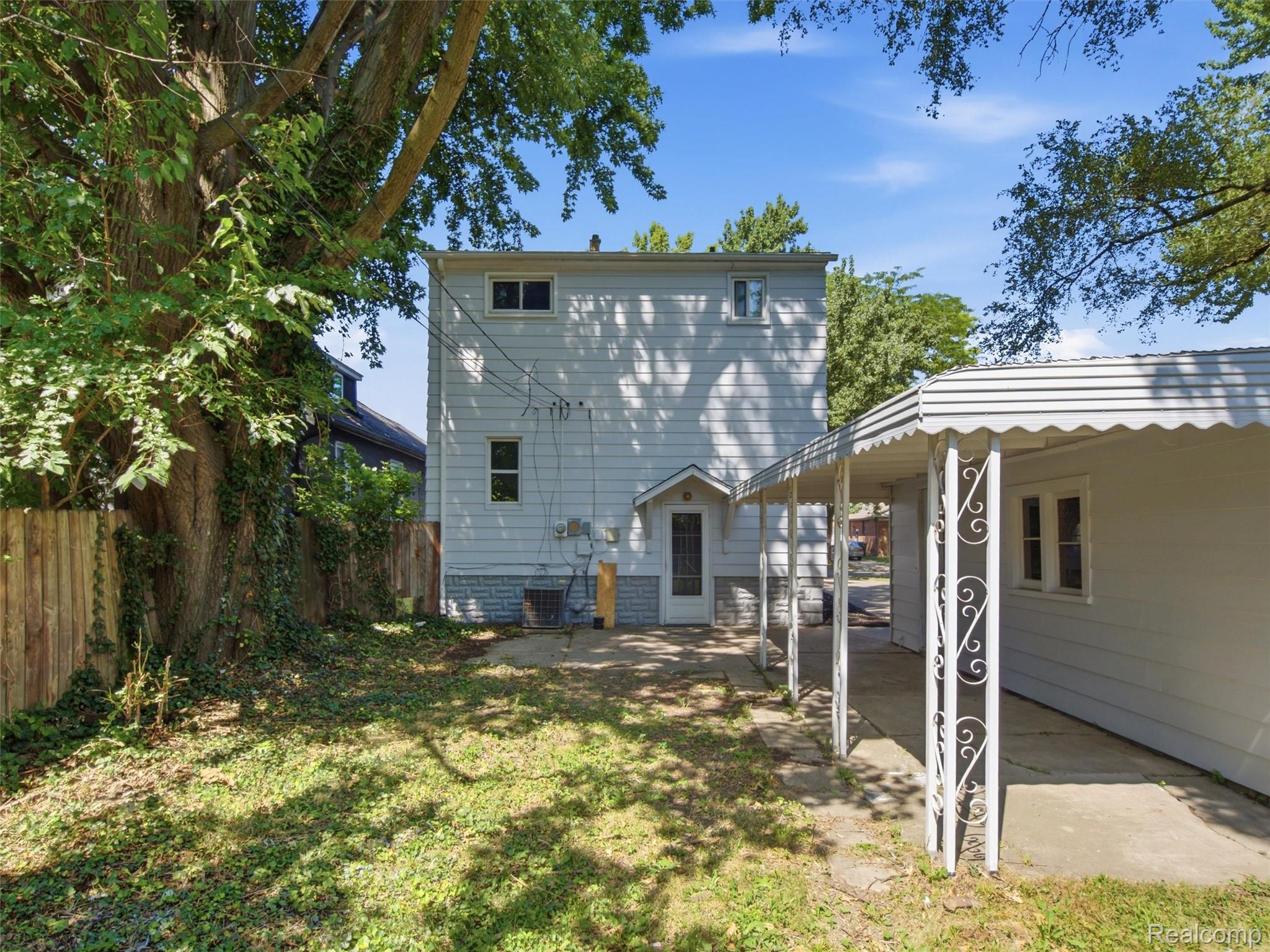 1063 Mayflower Avenue