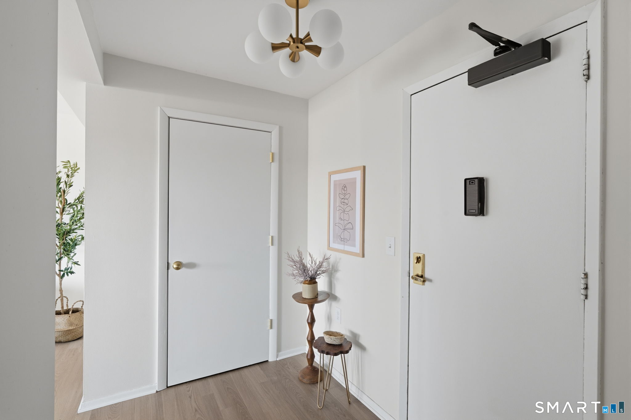 889 Farmington Avenue 4E