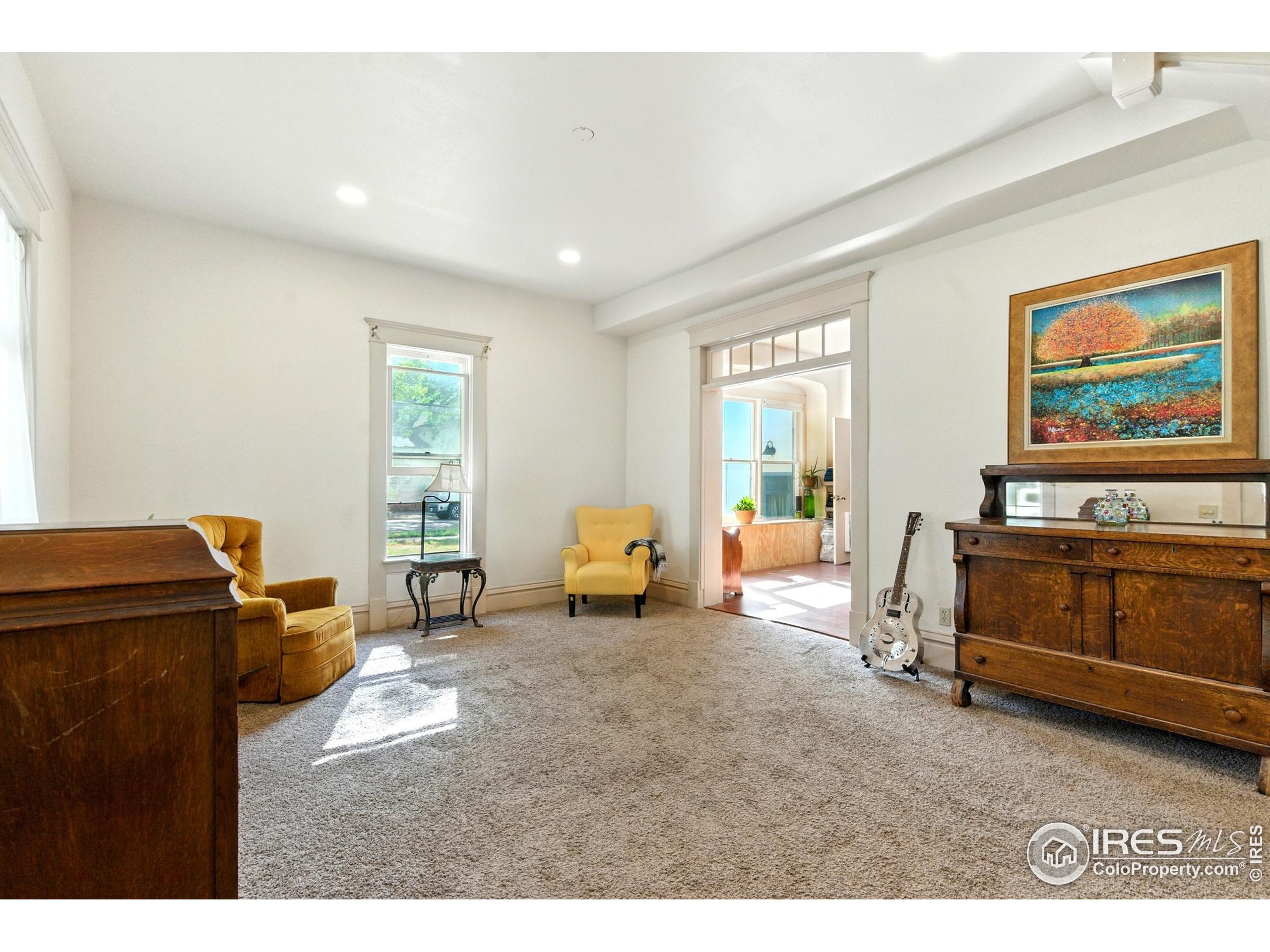 610 W 5th St
