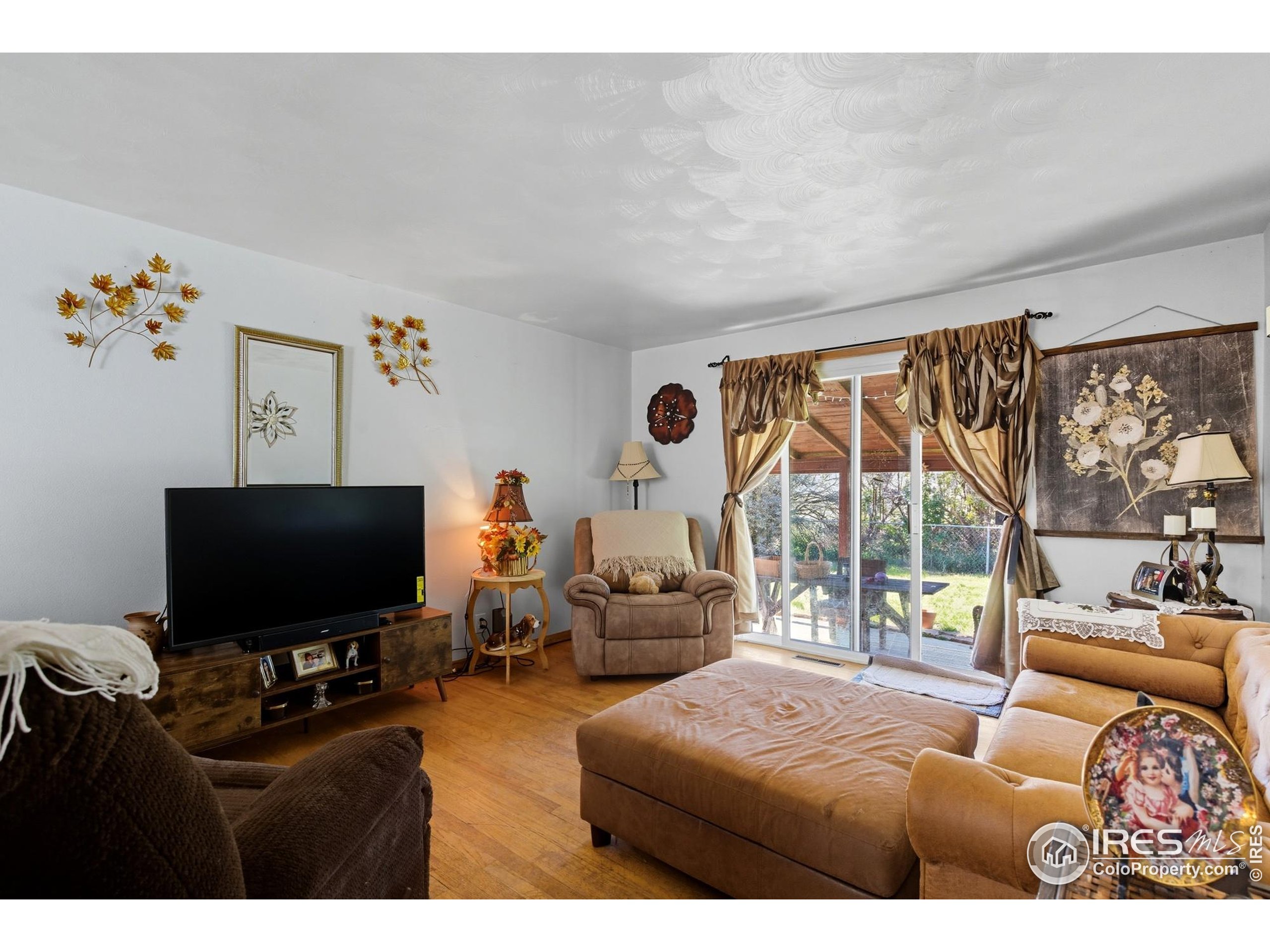901-903 W Kelly Dr