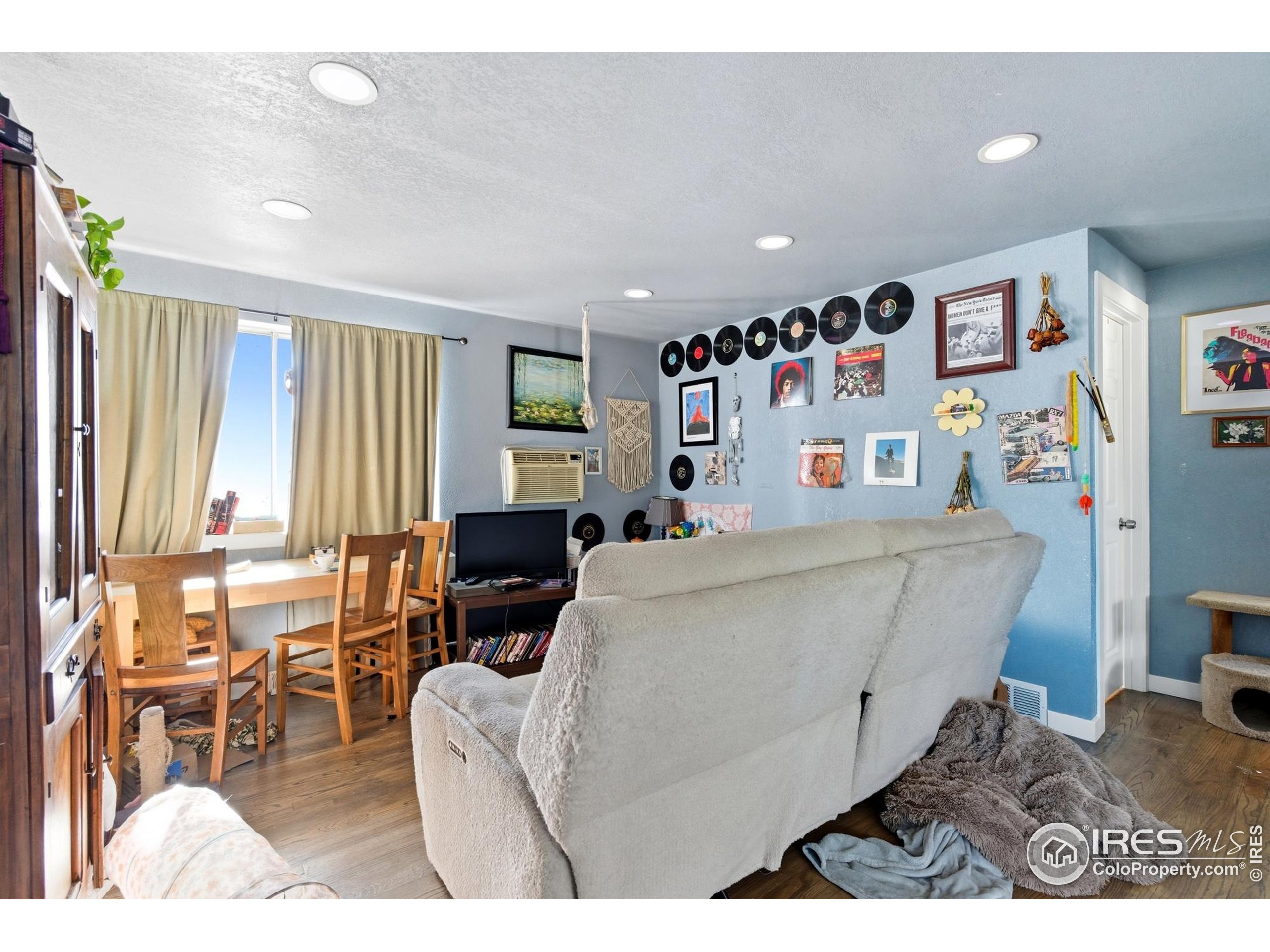 901-903 W Kelly Dr