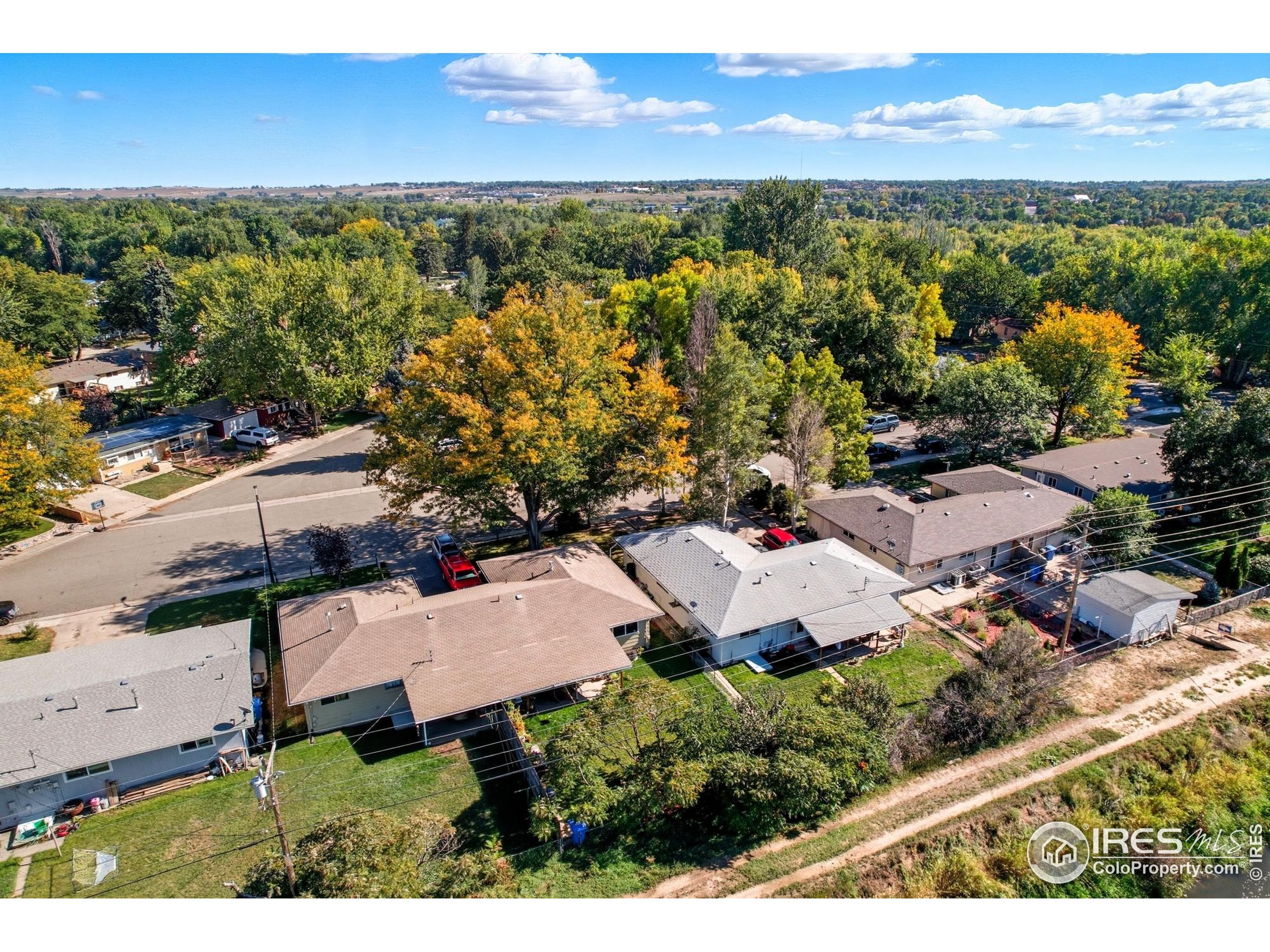 901-903 W Kelly Dr