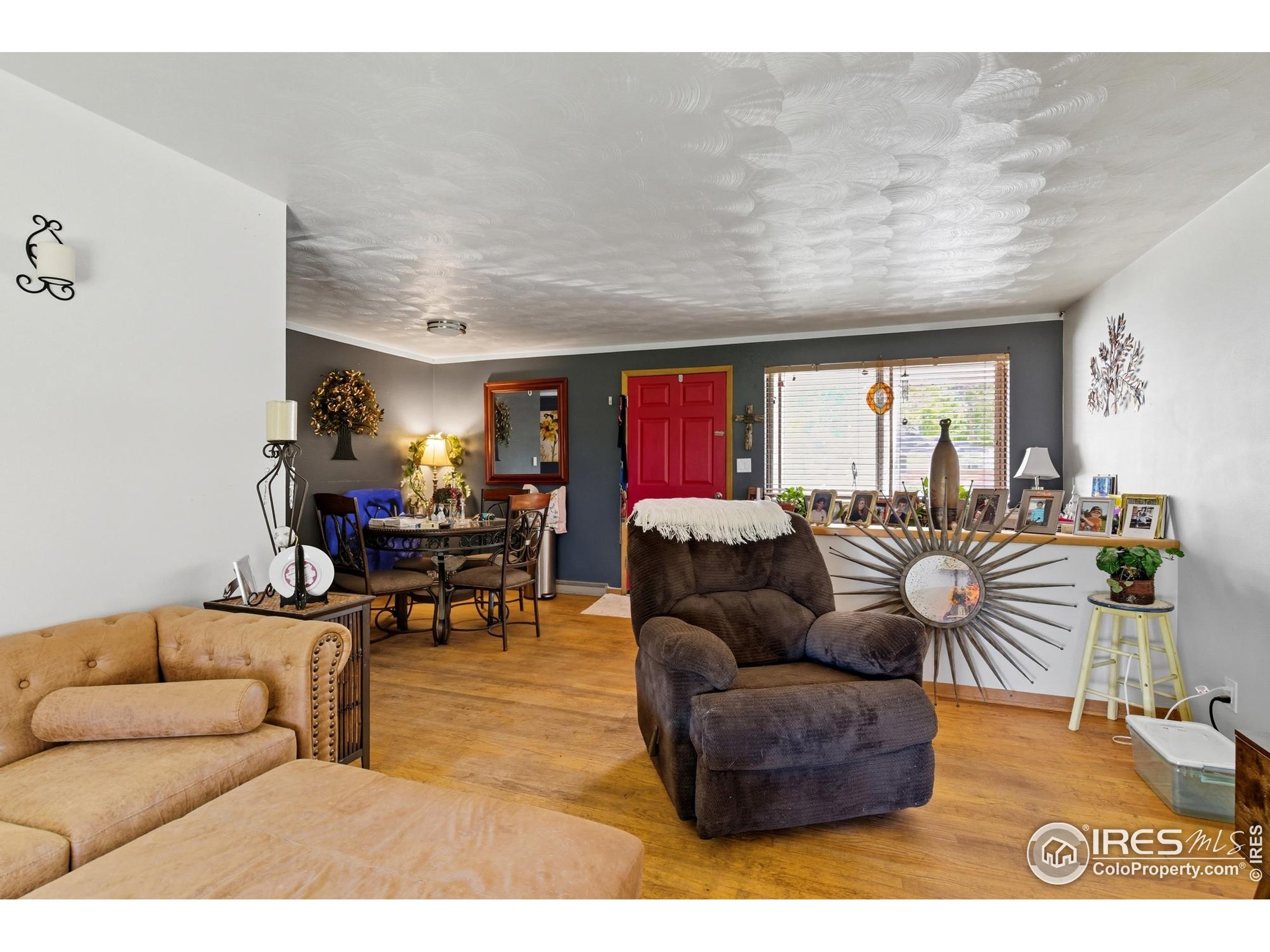 901-903 W Kelly Dr