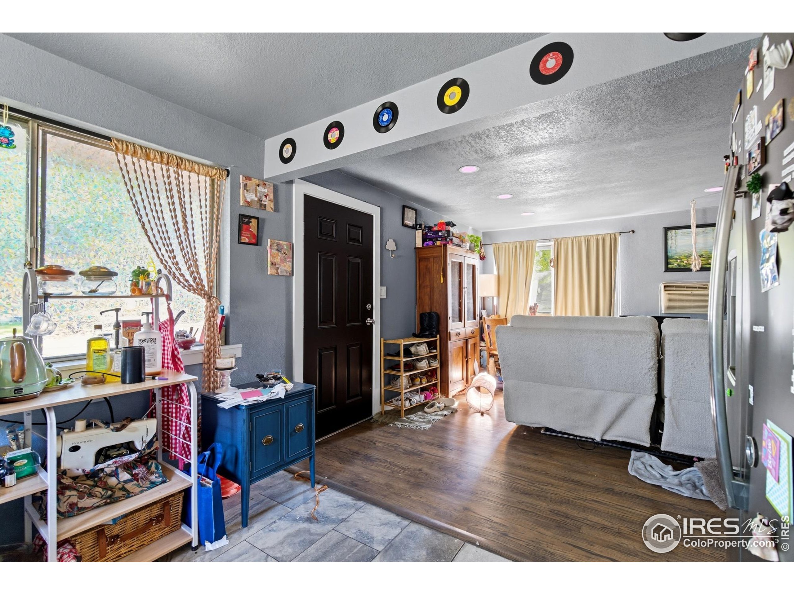 901-903 W Kelly Dr