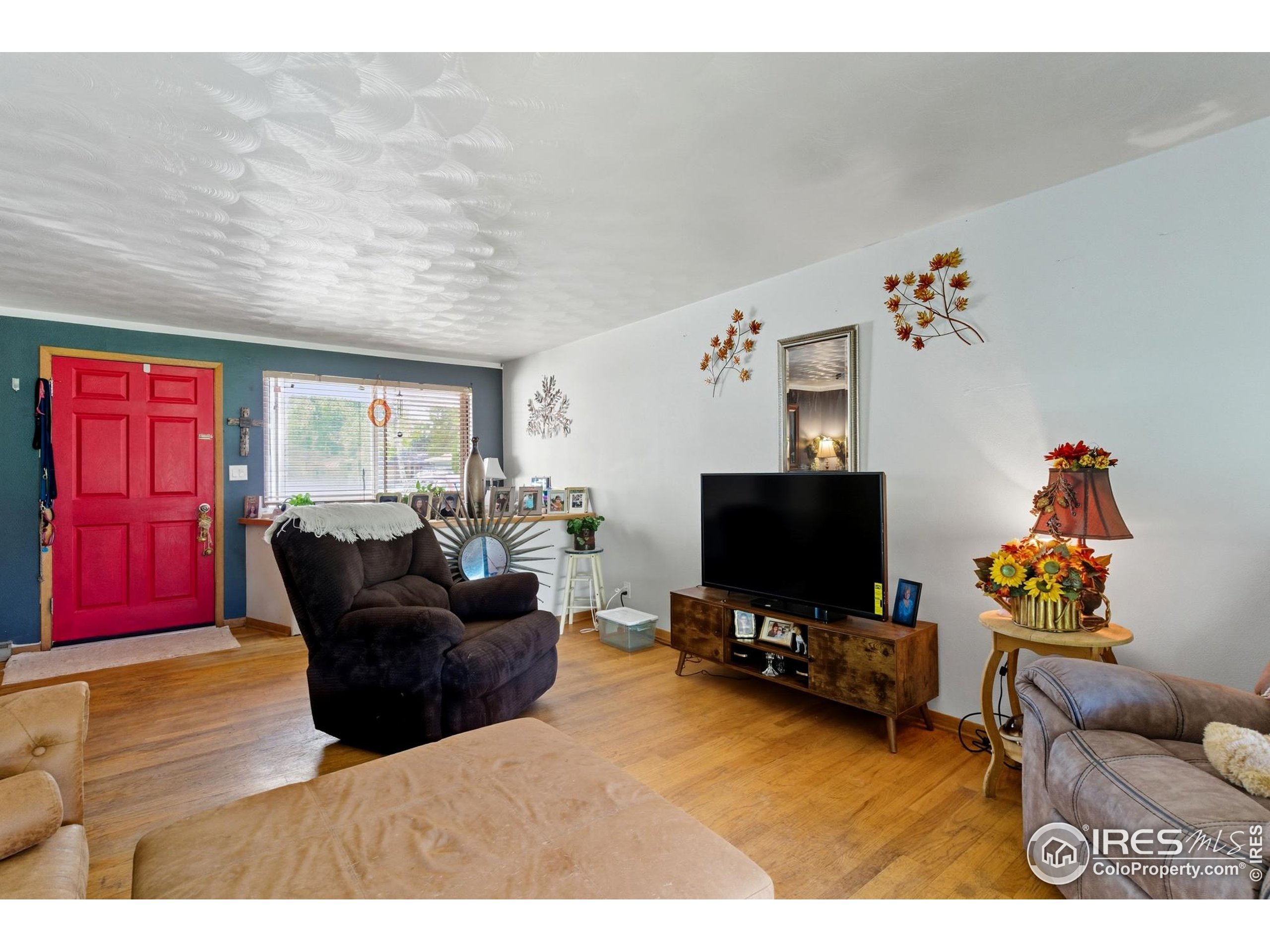 901-903 W Kelly Dr