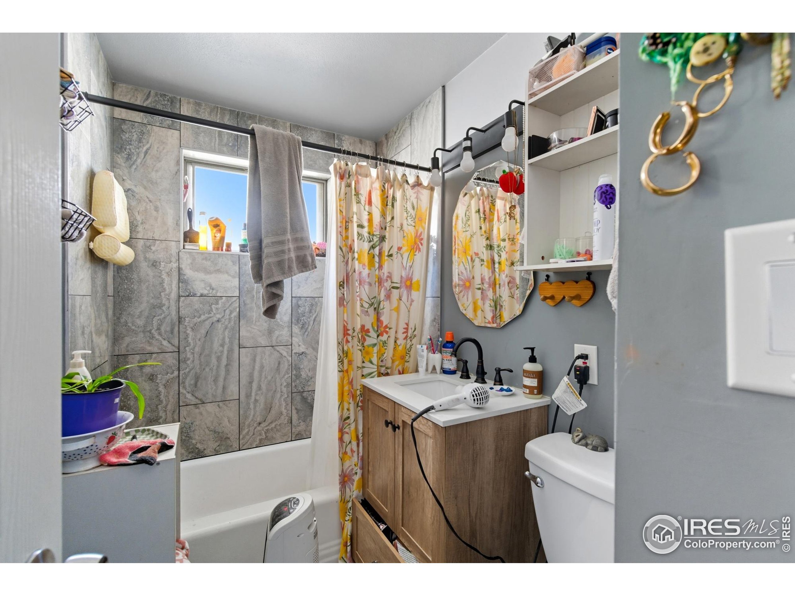 901-903 W Kelly Dr