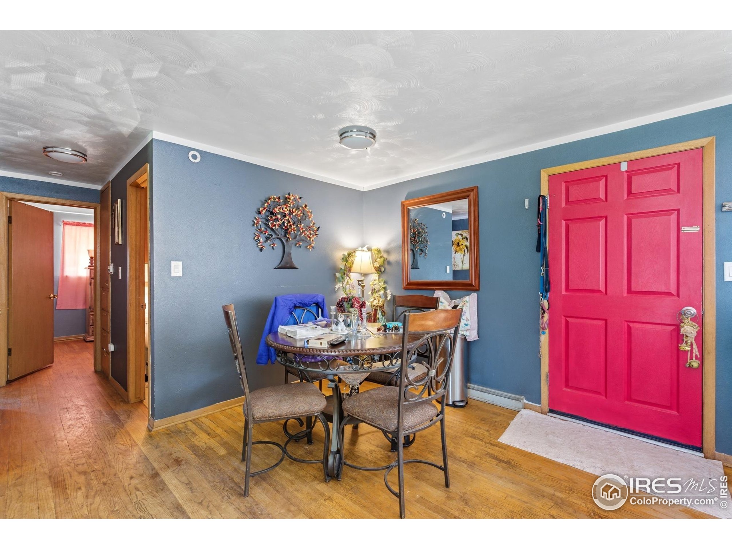901-903 W Kelly Dr