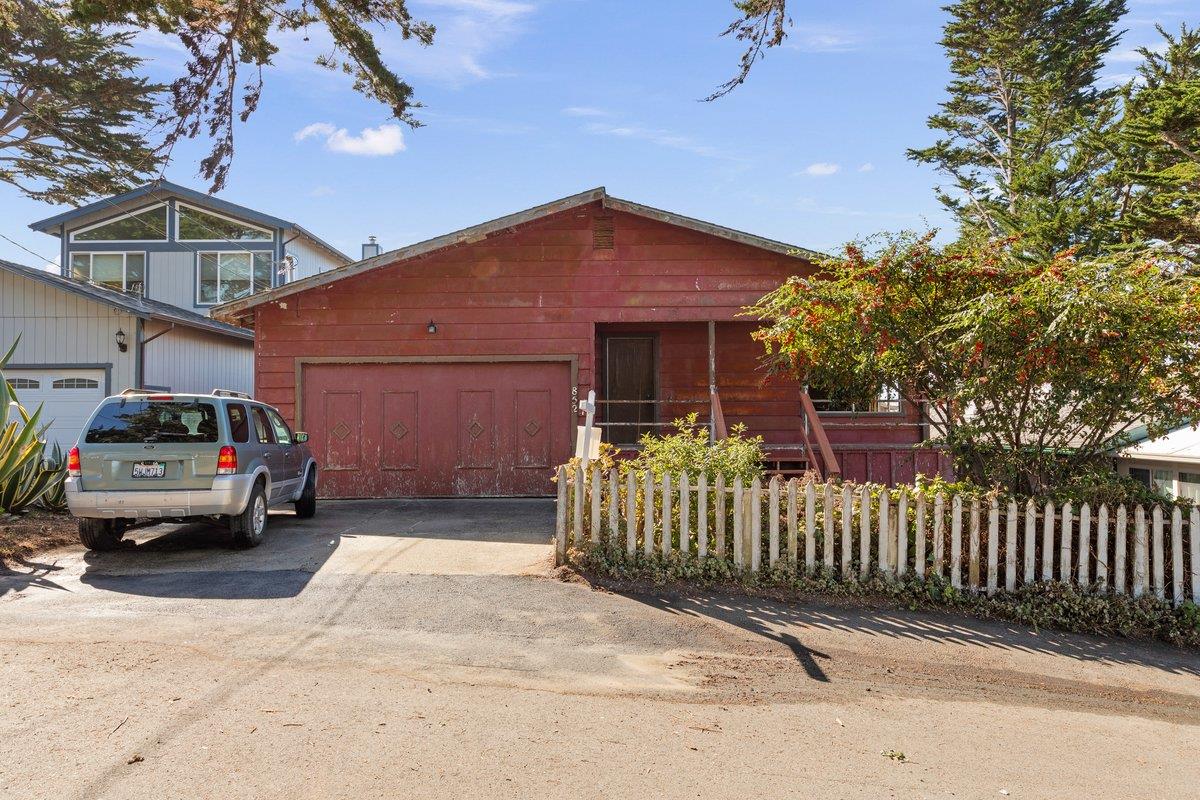 852 Linda Vista ST