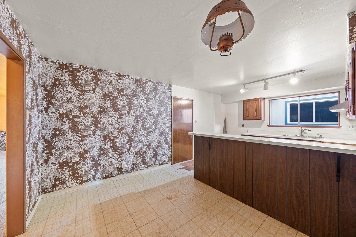 852 Linda Vista ST