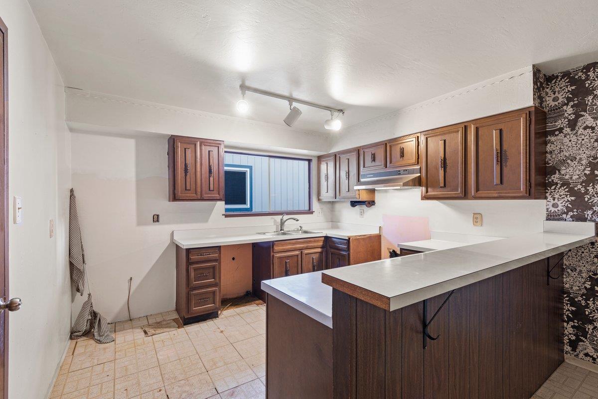 852 Linda Vista ST