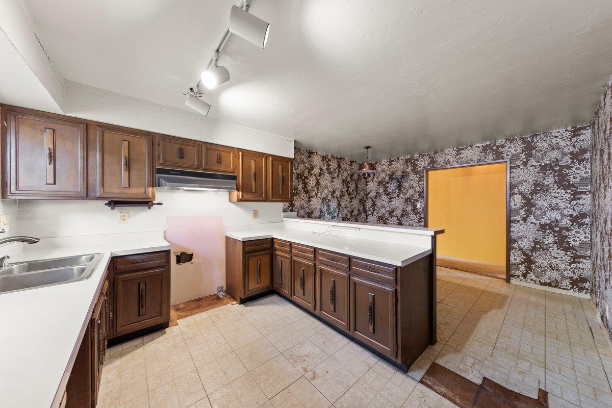 852 Linda Vista ST