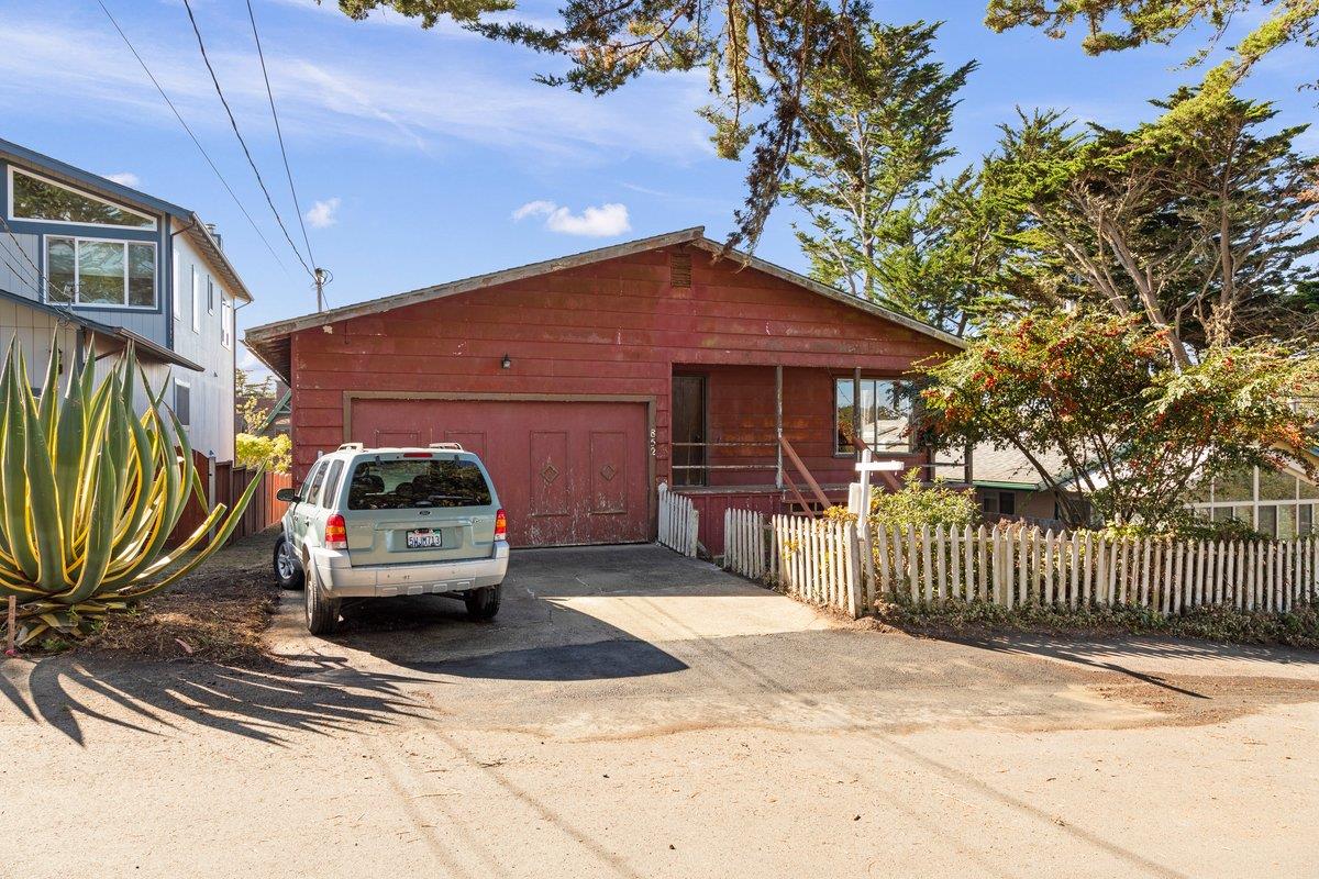 852 Linda Vista ST