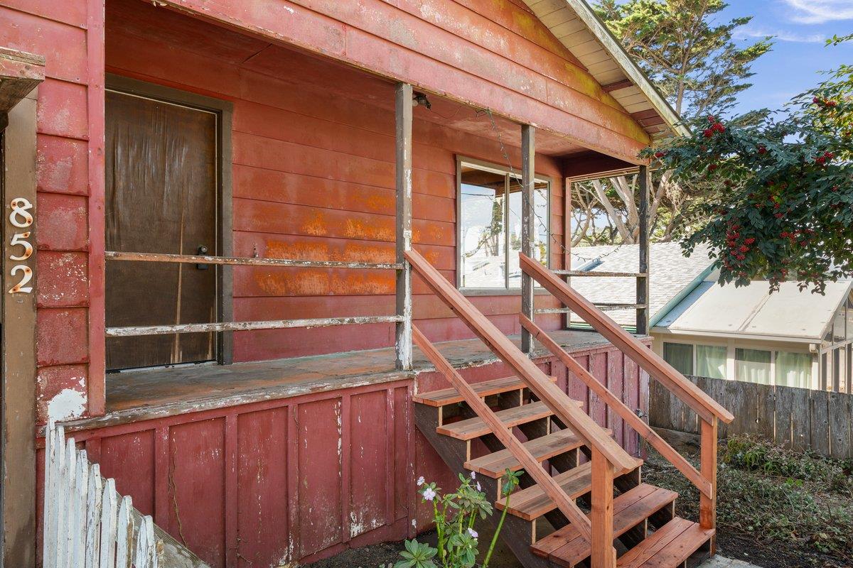 852 Linda Vista ST