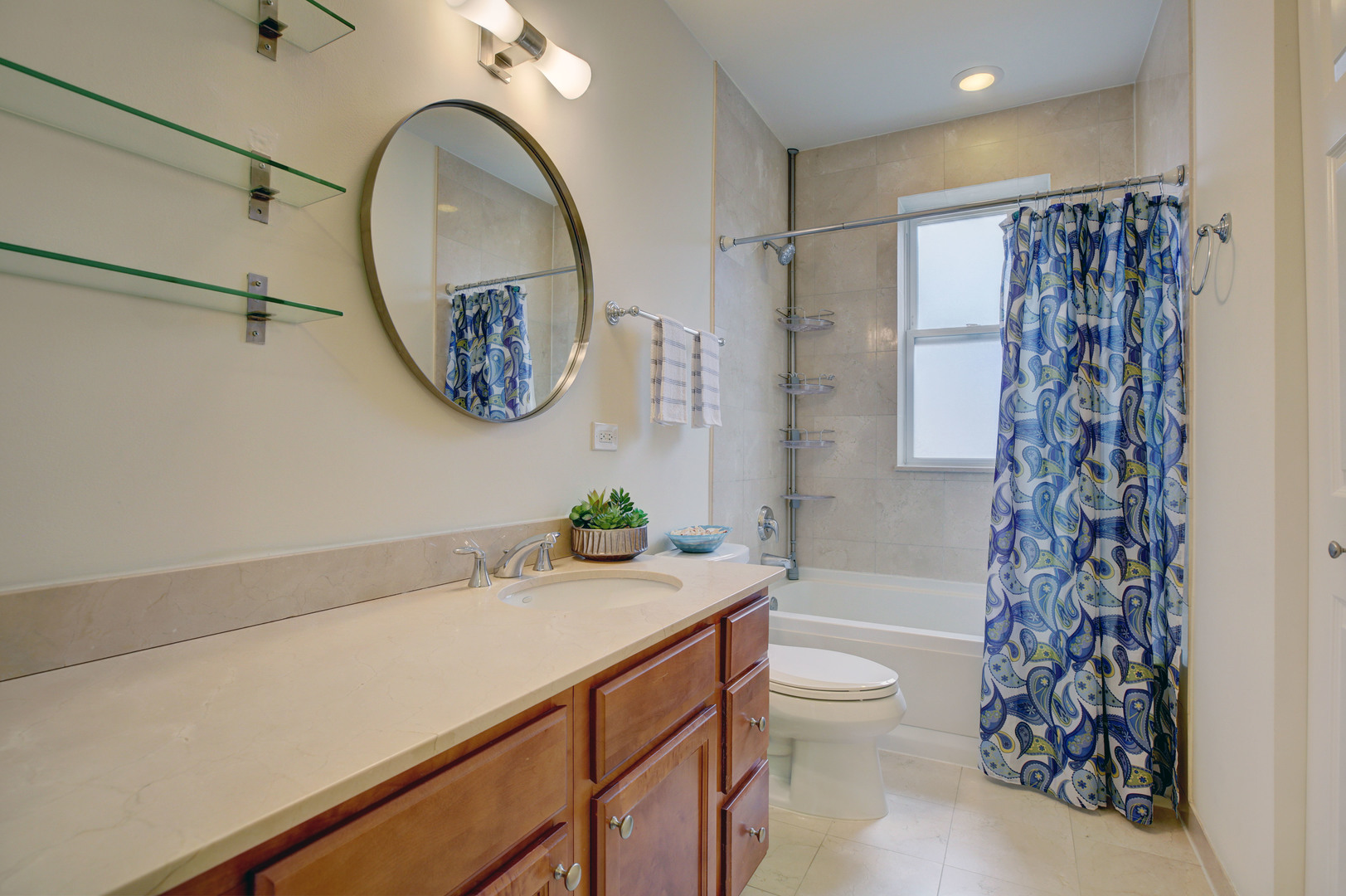 7363 N Damen Avenue Unit: 104