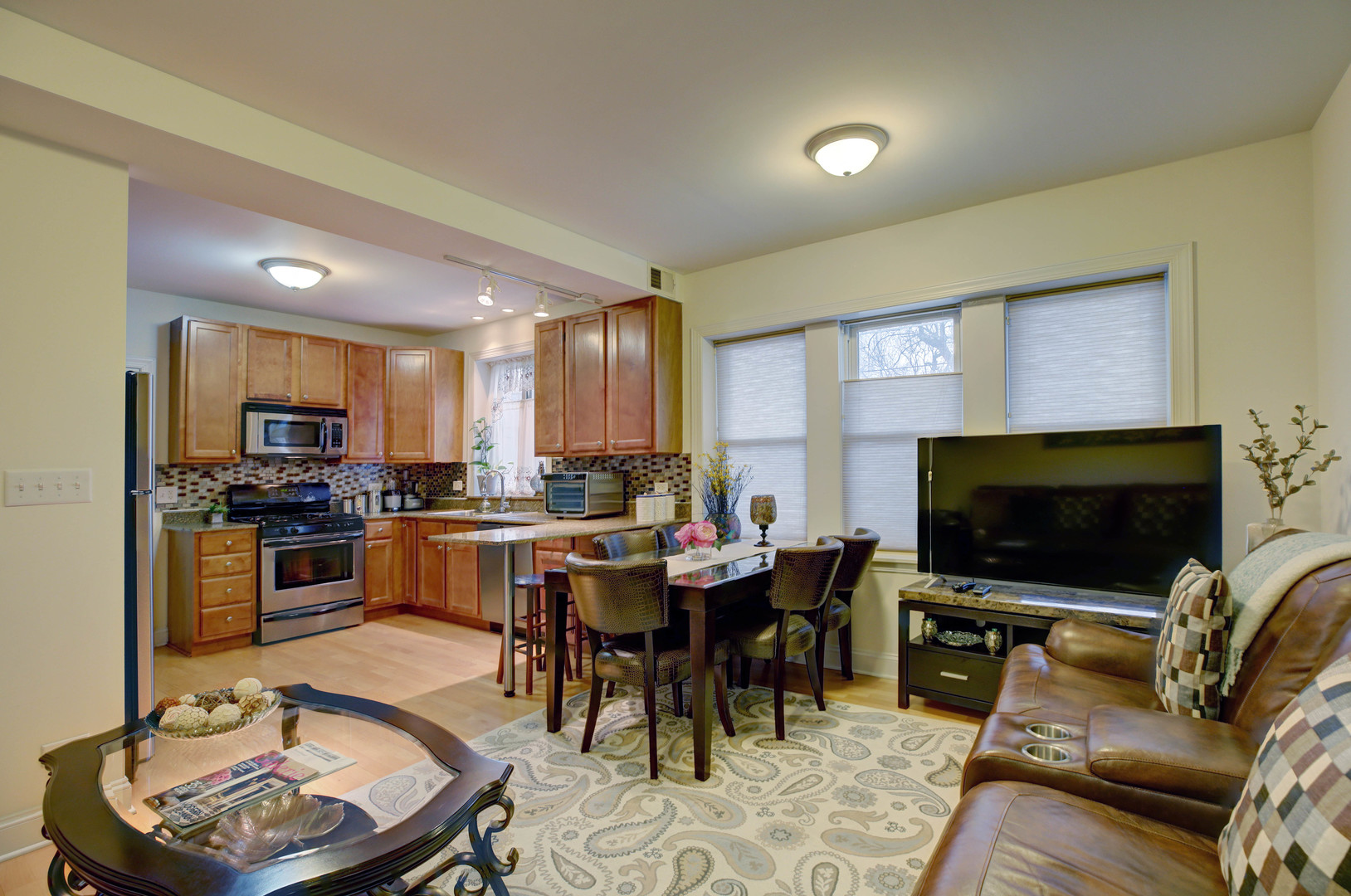 7363 N Damen Avenue Unit: 104