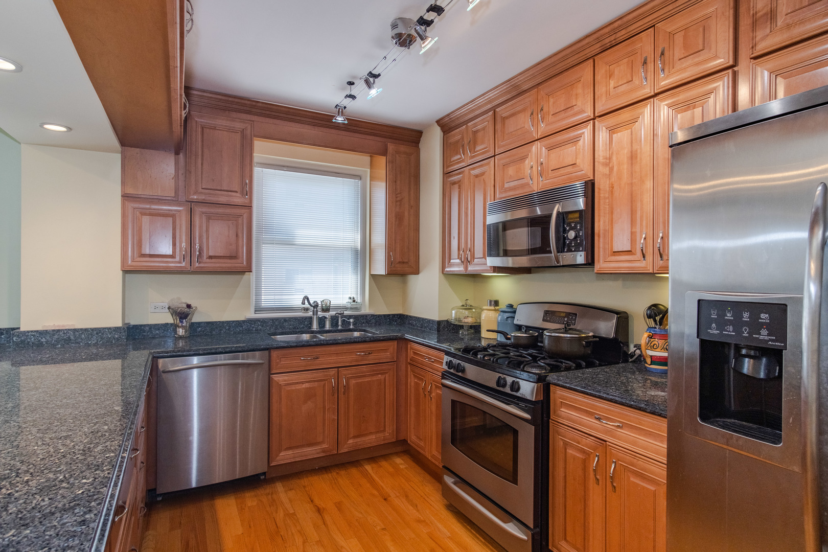 1585 RIDGE Avenue Unit: 409