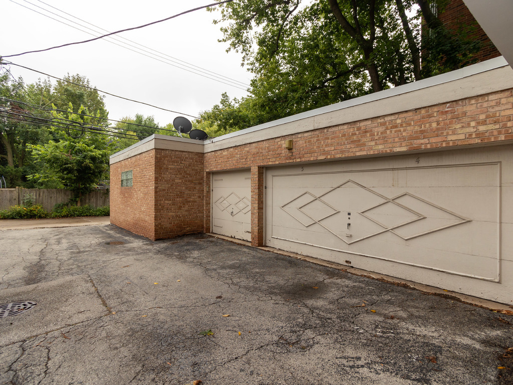 2710 Central Street Unit: 4W