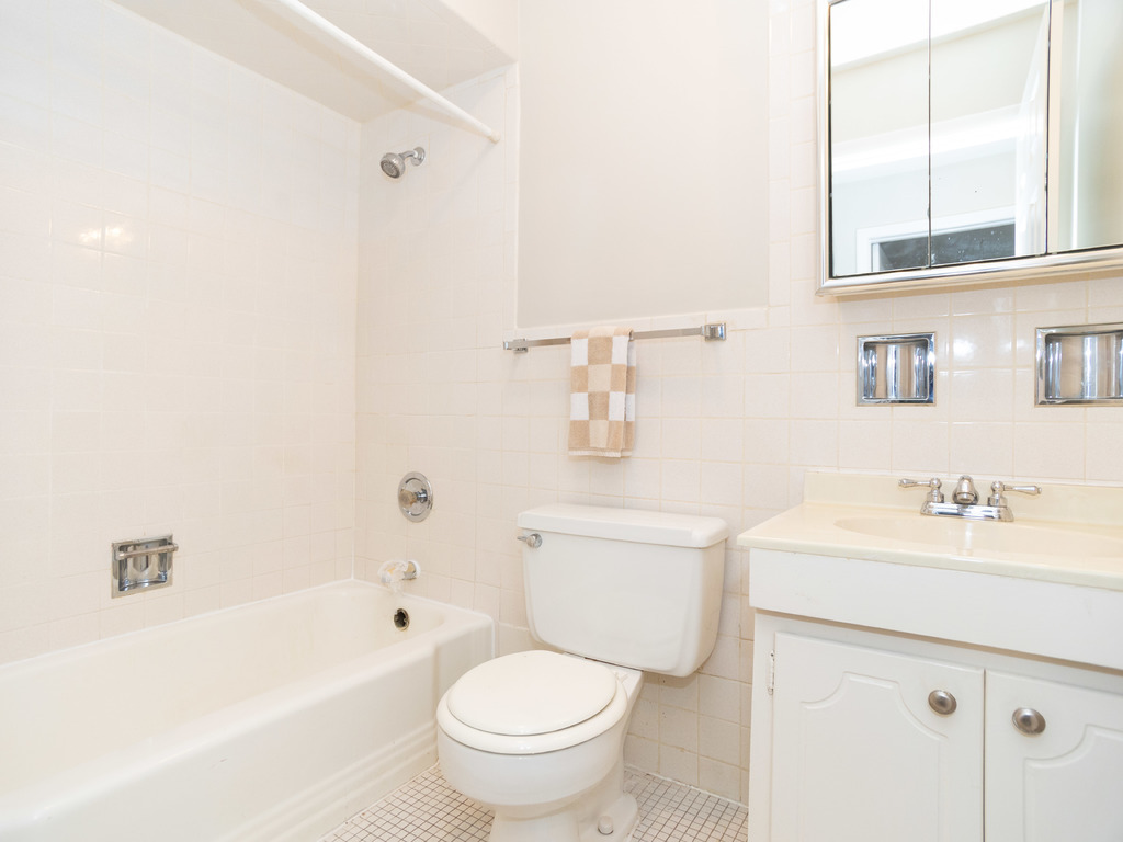 2710 Central Street Unit: 4W