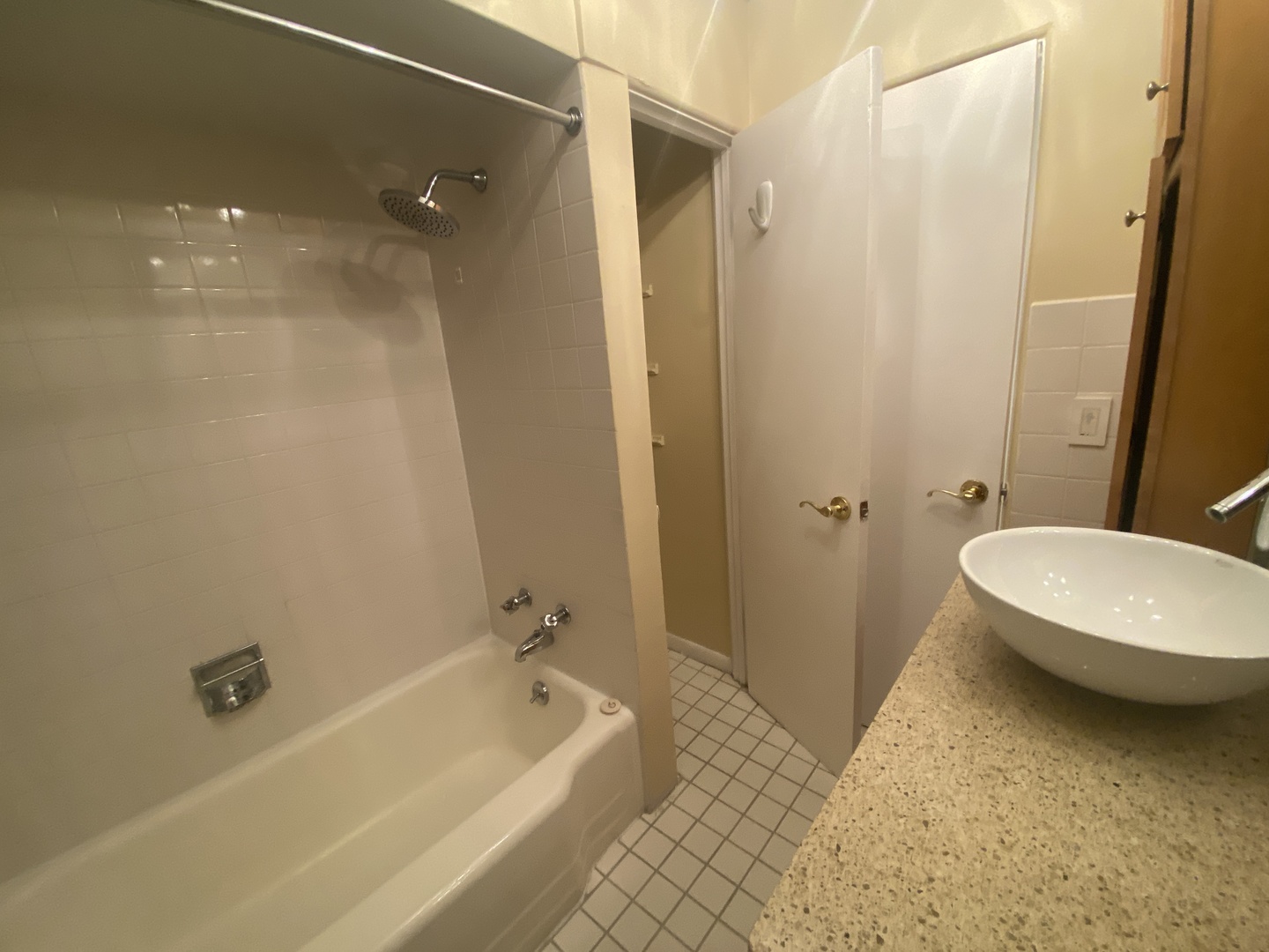 501 Sheridan Road Unit: B1