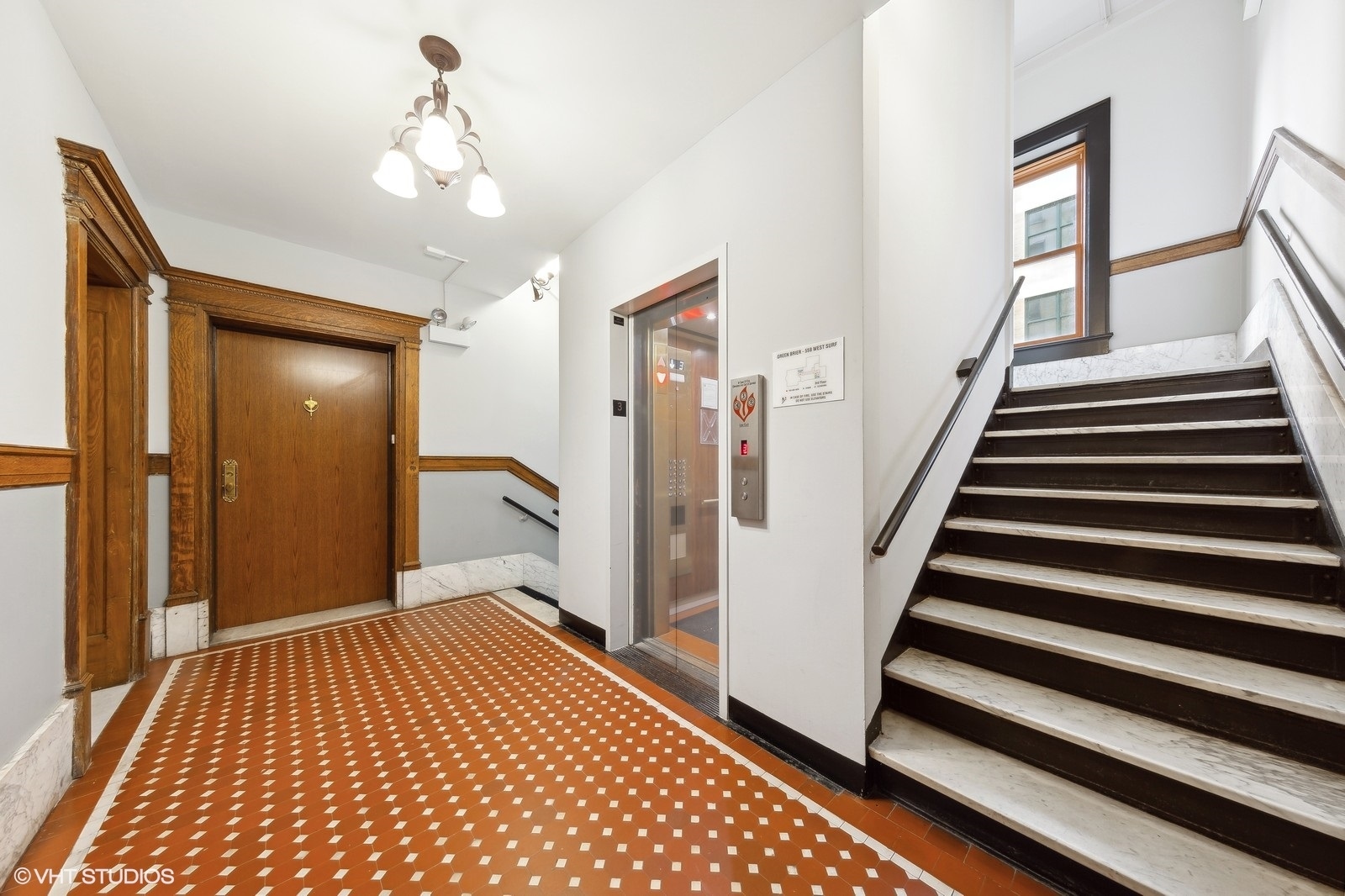 559 W Surf Street Unit: 304