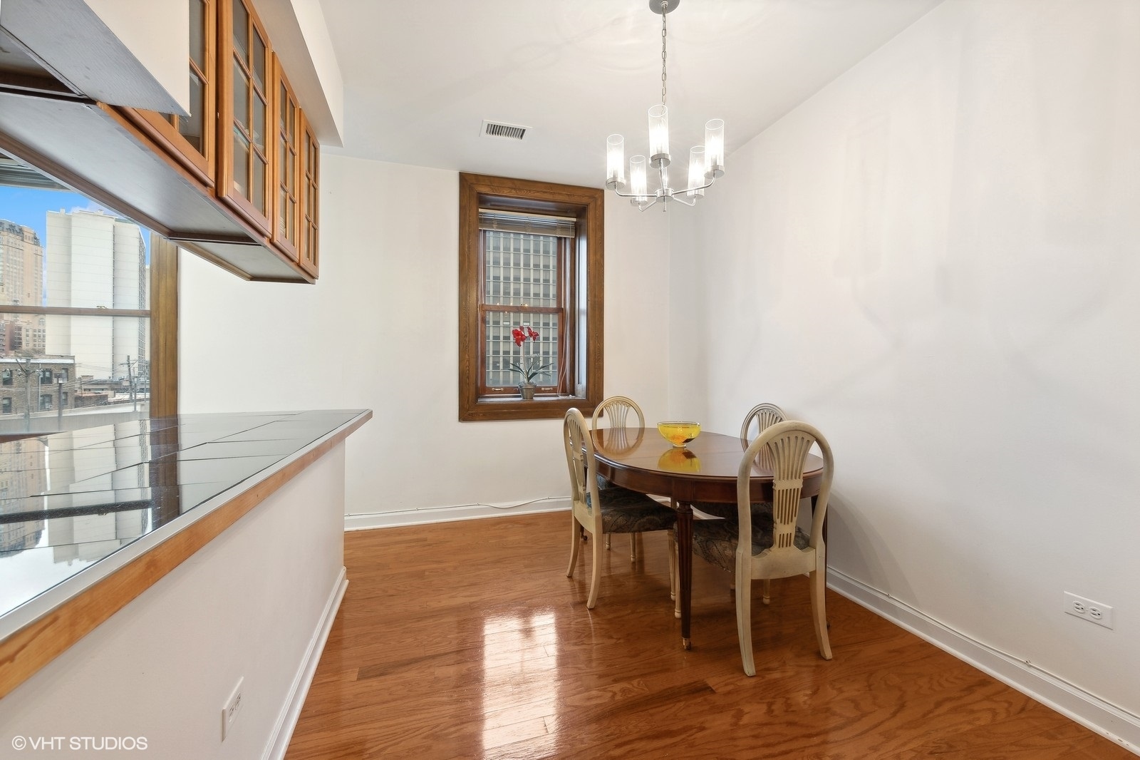 559 W Surf Street Unit: 304