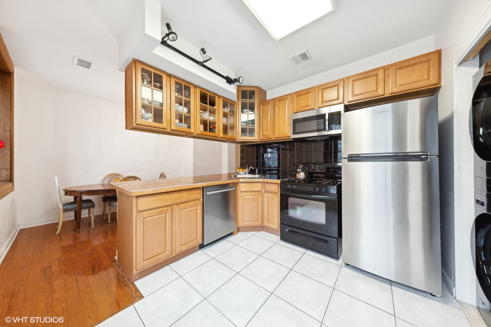 559 W Surf Street Unit: 304