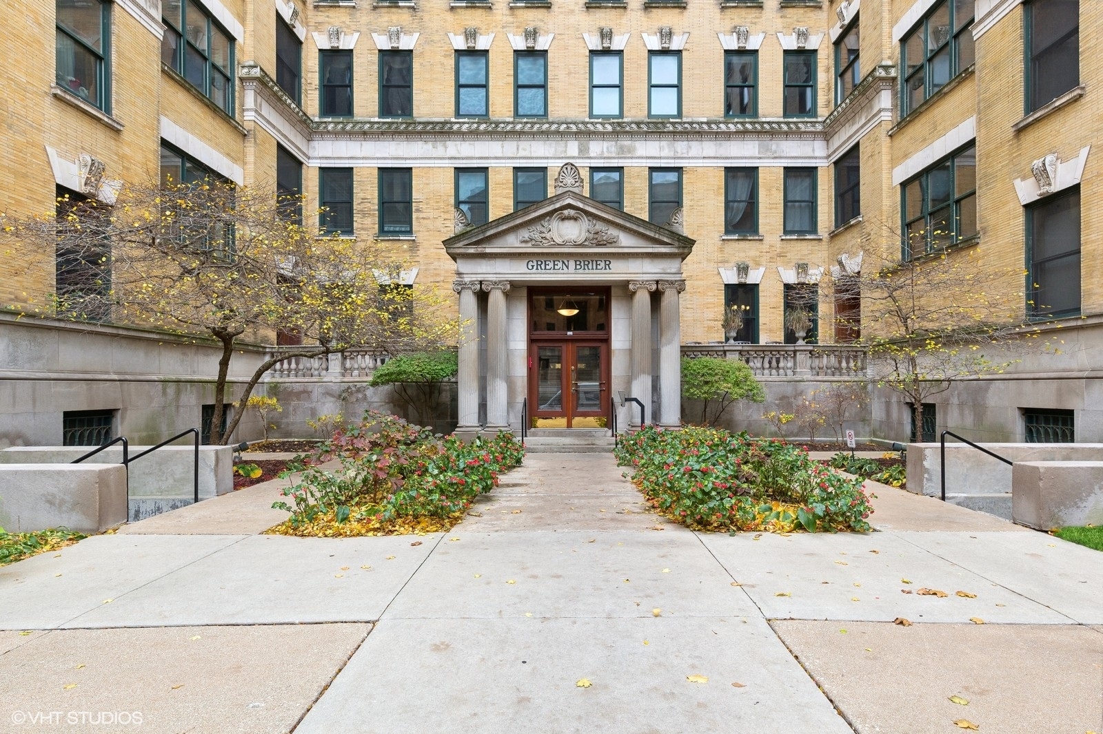 559 W Surf Street Unit: 304