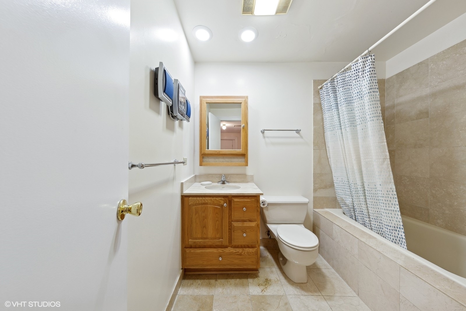 559 W Surf Street Unit: 304