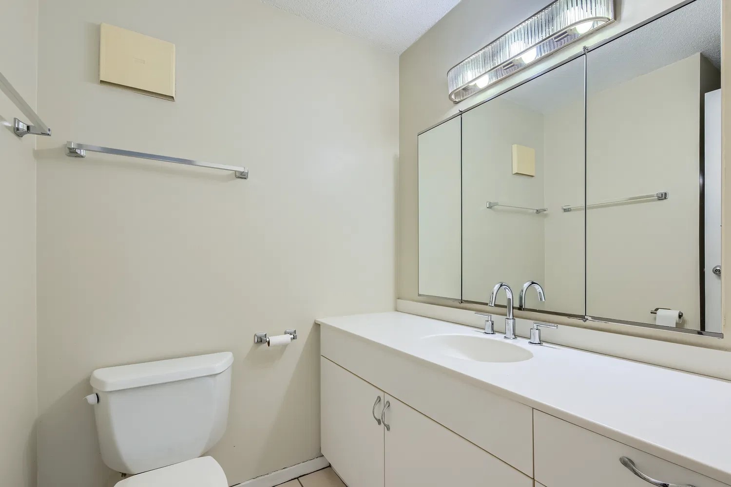 2555 Gross Point Road Unit: 300
