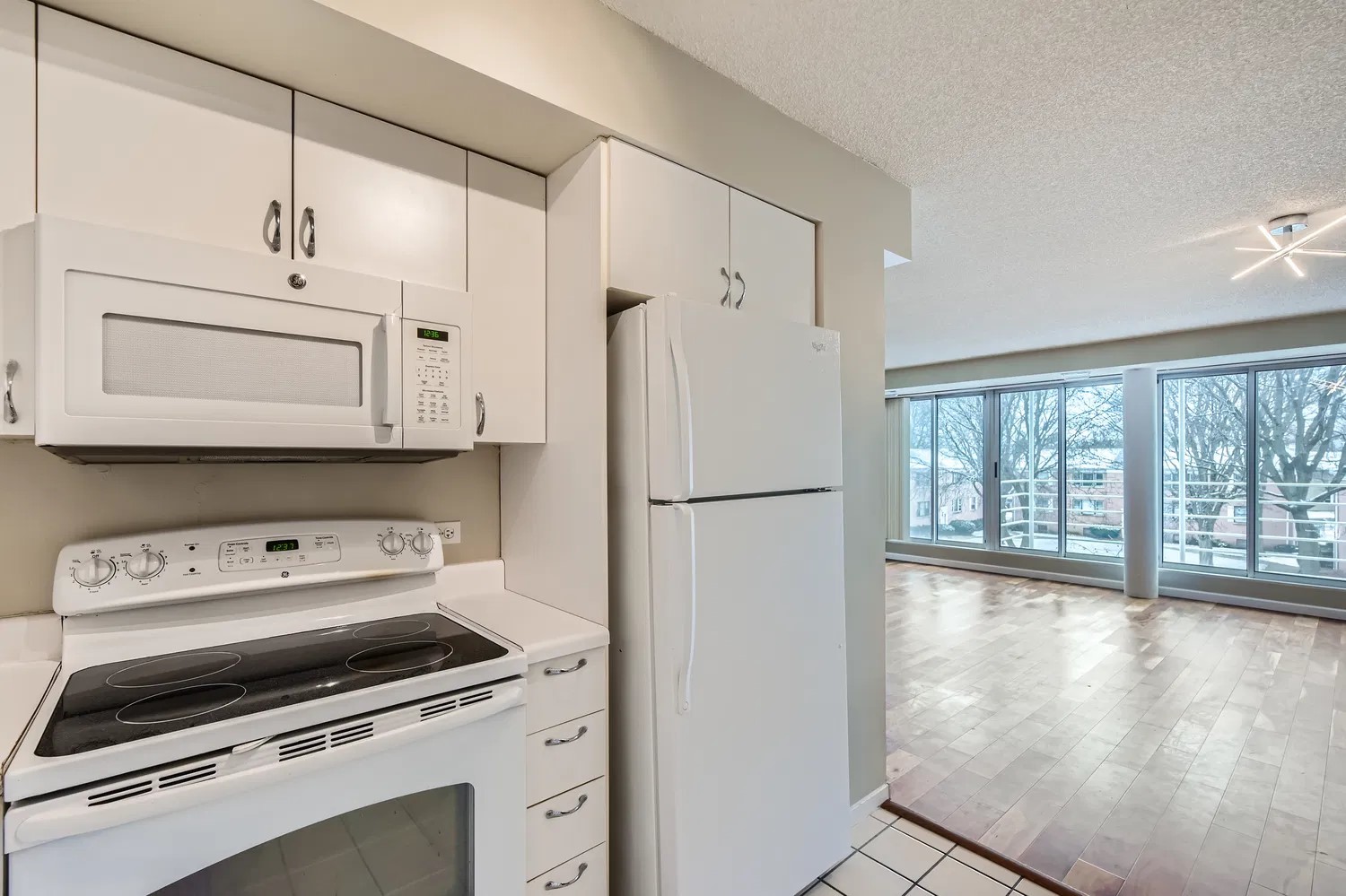 2555 Gross Point Road Unit: 300