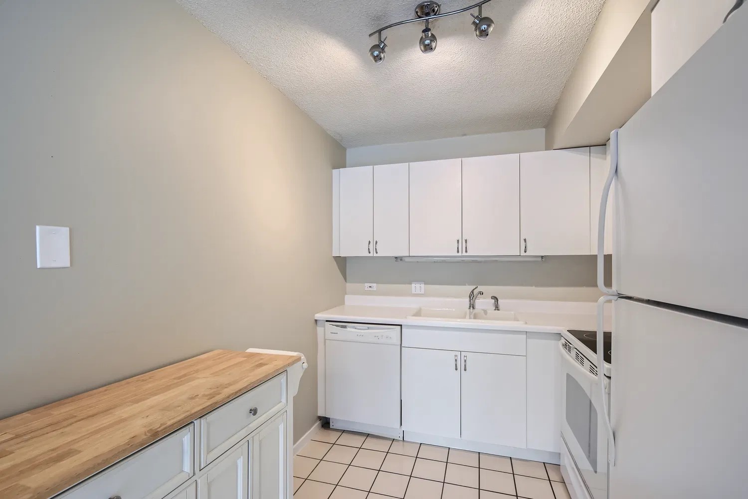 2555 Gross Point Road Unit: 300