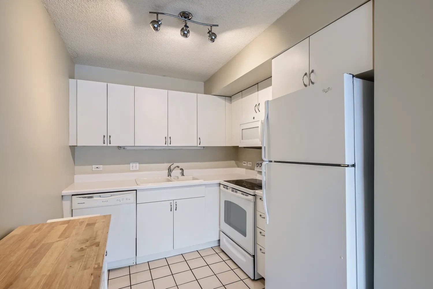 2555 Gross Point Road Unit: 300