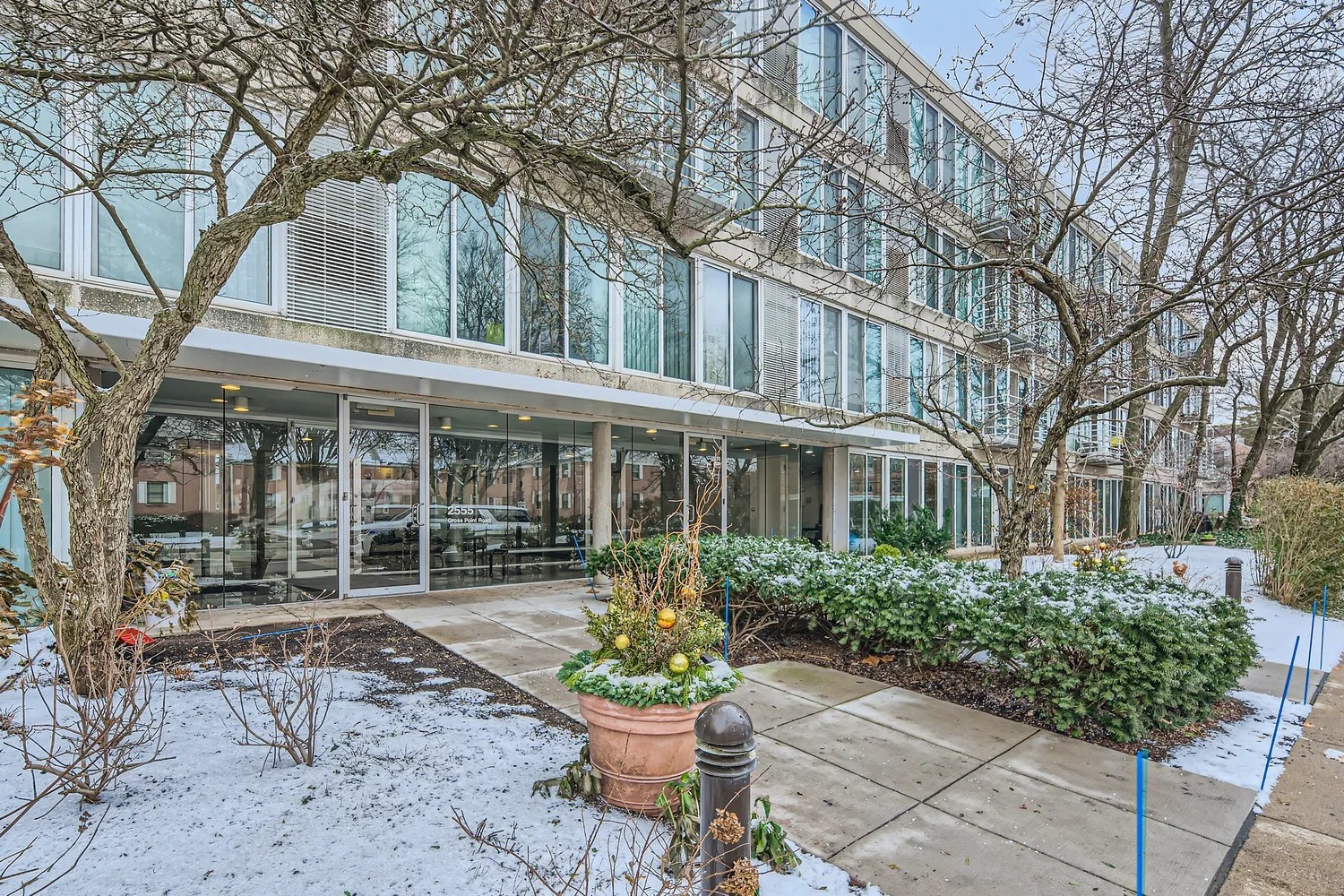 2555 Gross Point Road Unit: 300
